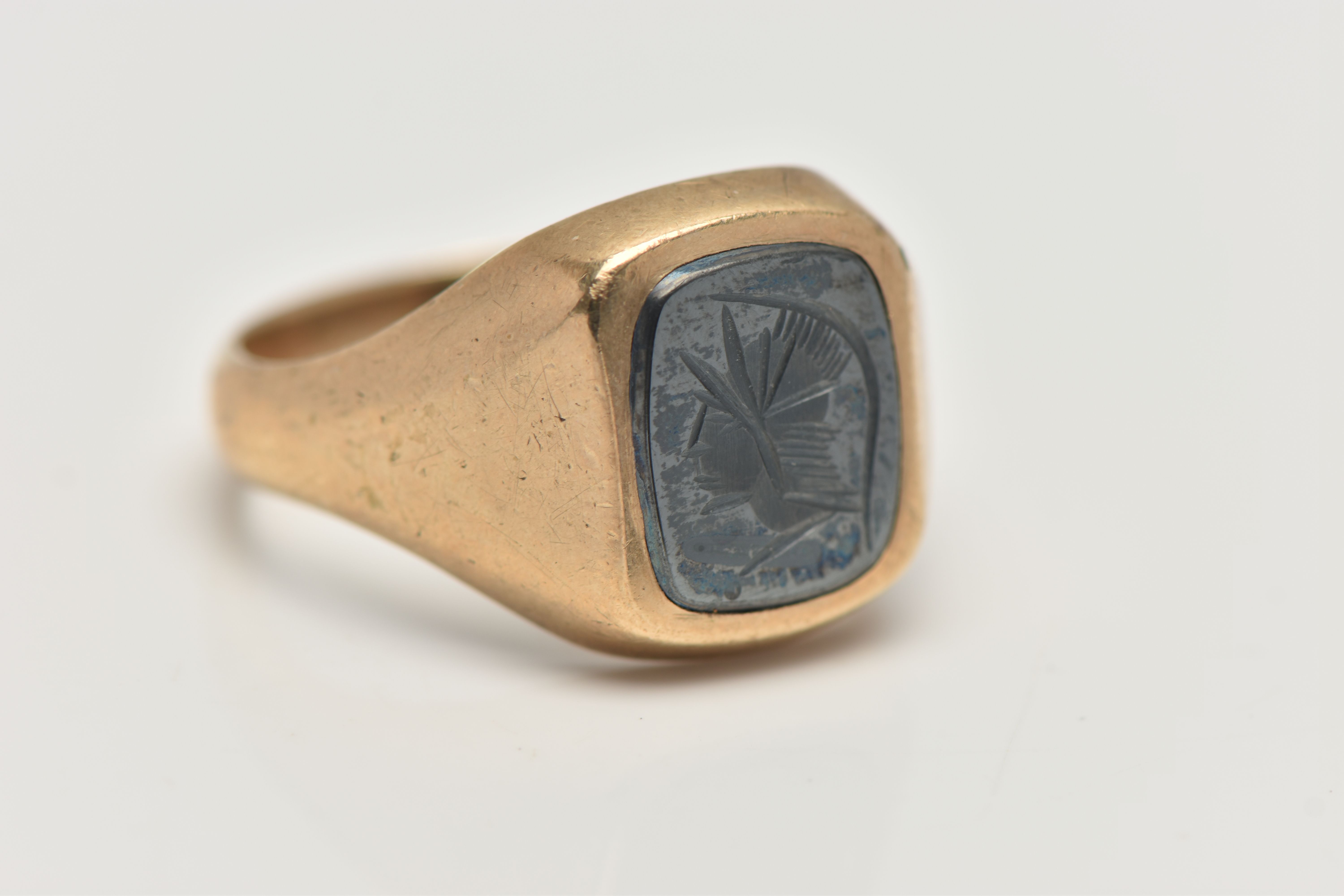 A 9CT GOLD AND HEMATITE GENTS SIGNET RING, yellow gold rectangular signet, inlay set with a hematite - Image 4 of 4