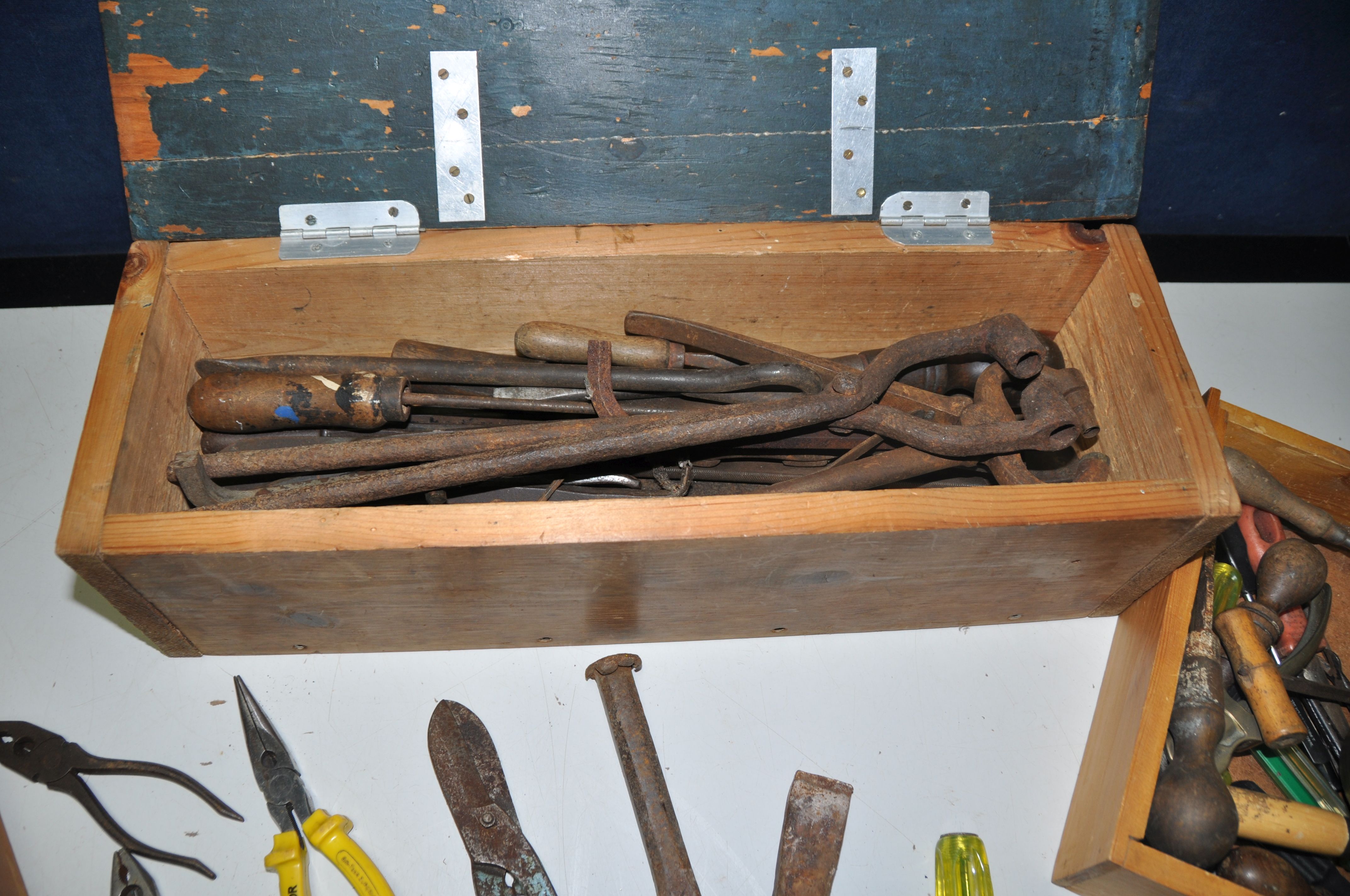 A WOODEN TOOLBOX containing vintage tools such as files, tin snips, chisels etc along with a tray of - Image 2 of 3