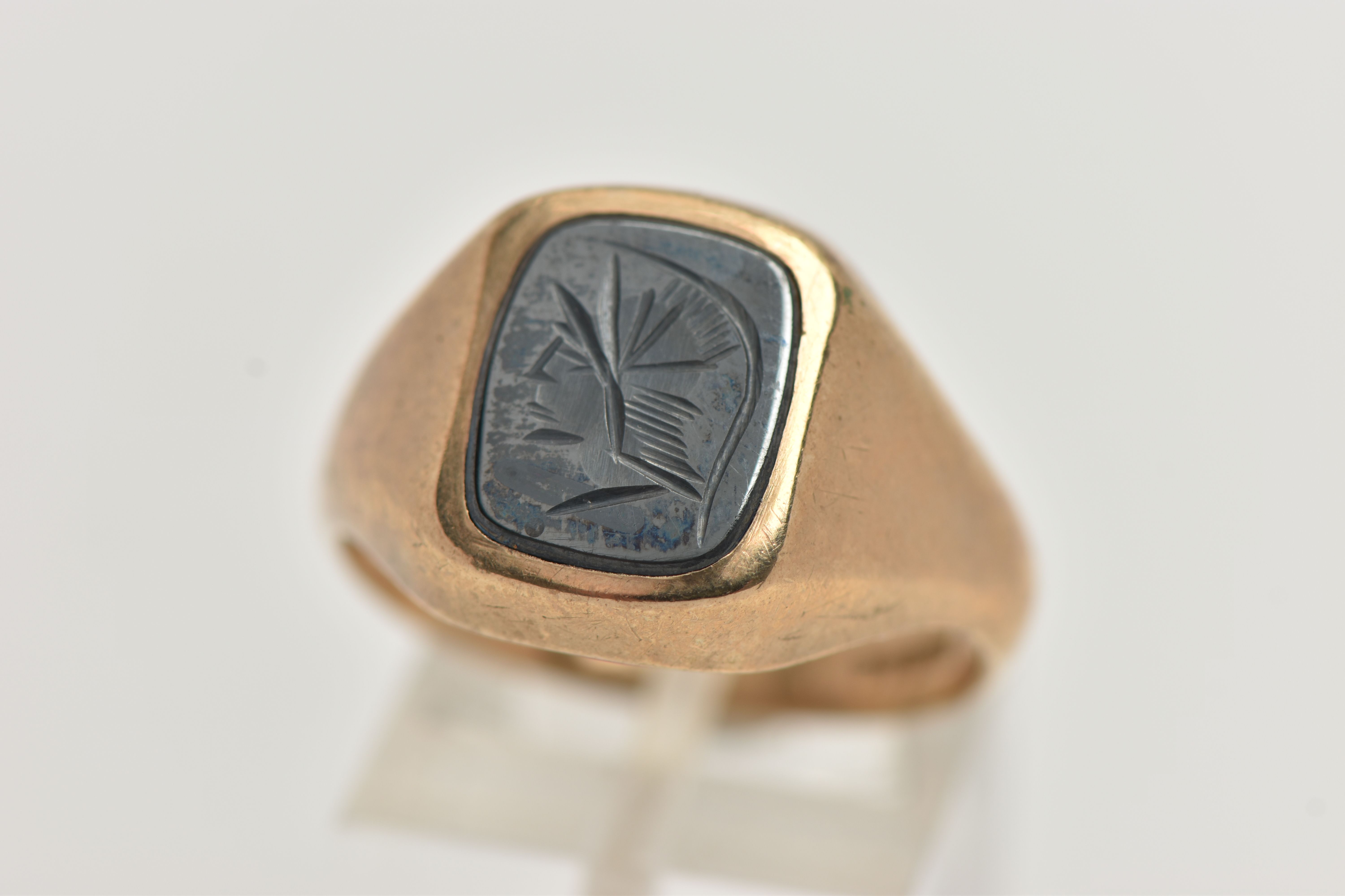 A 9CT GOLD AND HEMATITE GENTS SIGNET RING, yellow gold rectangular signet, inlay set with a hematite