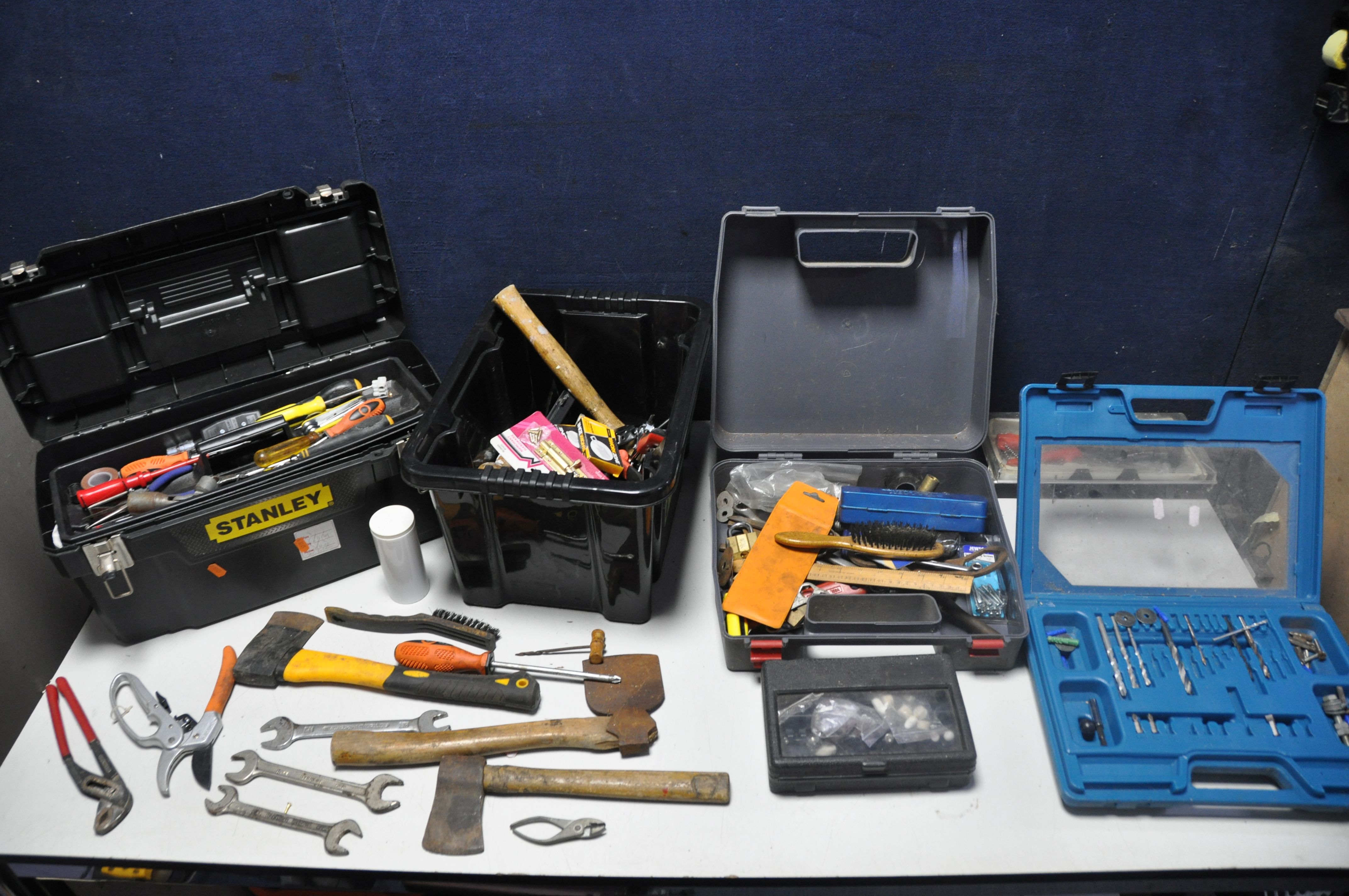 A COLLECTION OF HANDTOOLS to include a plastic toolbox containing screwdrivers, Allen keys, socket