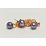 A 9CT GOLD PEARL NECKLACE AND MATCHING EARRINGS, the pendant set with a small black pearl