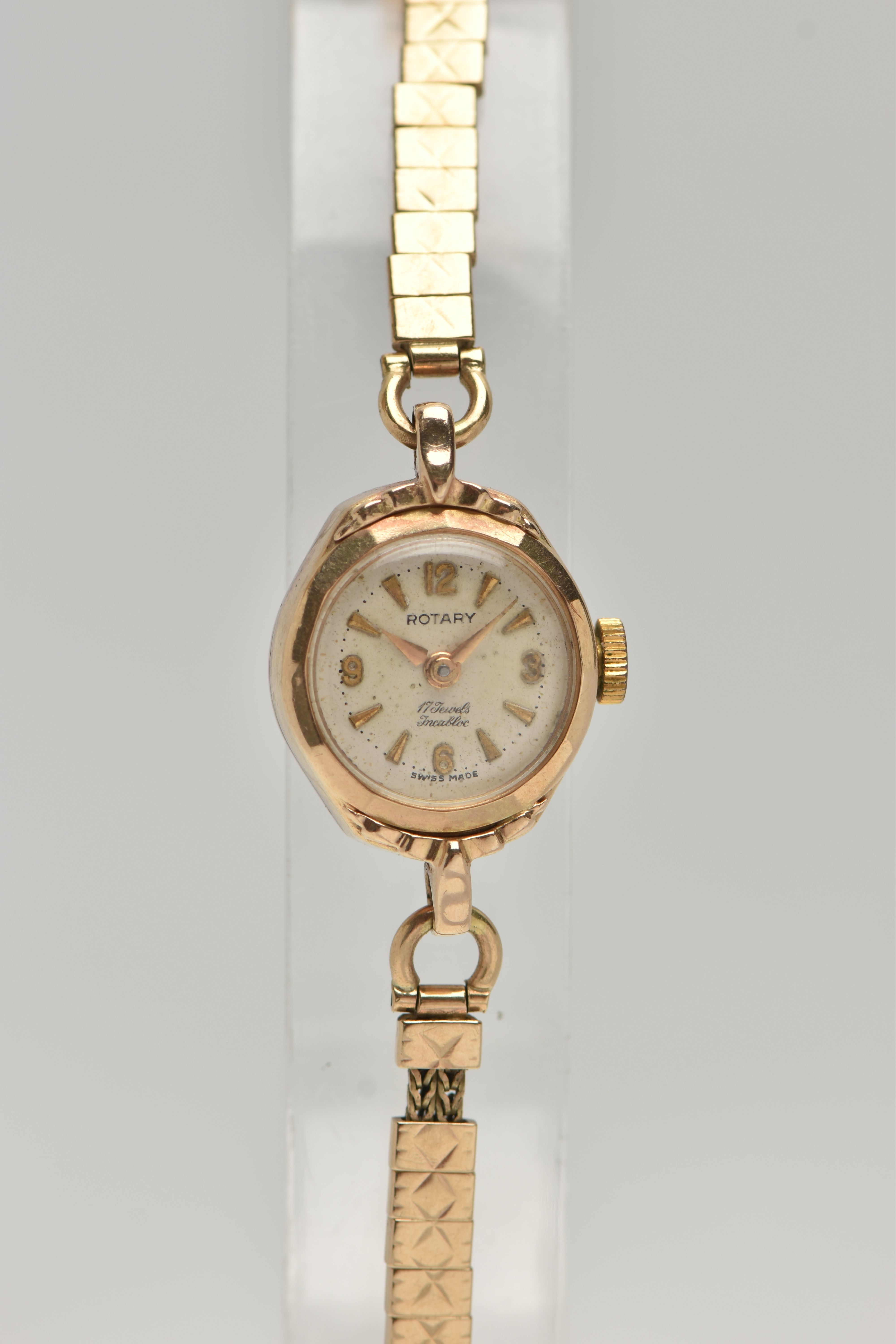 A LADYS 9CT GOLD 'ROTARY' WRISTWATCH, manual wind, round silver dial signed 'Rotary 17 jewels