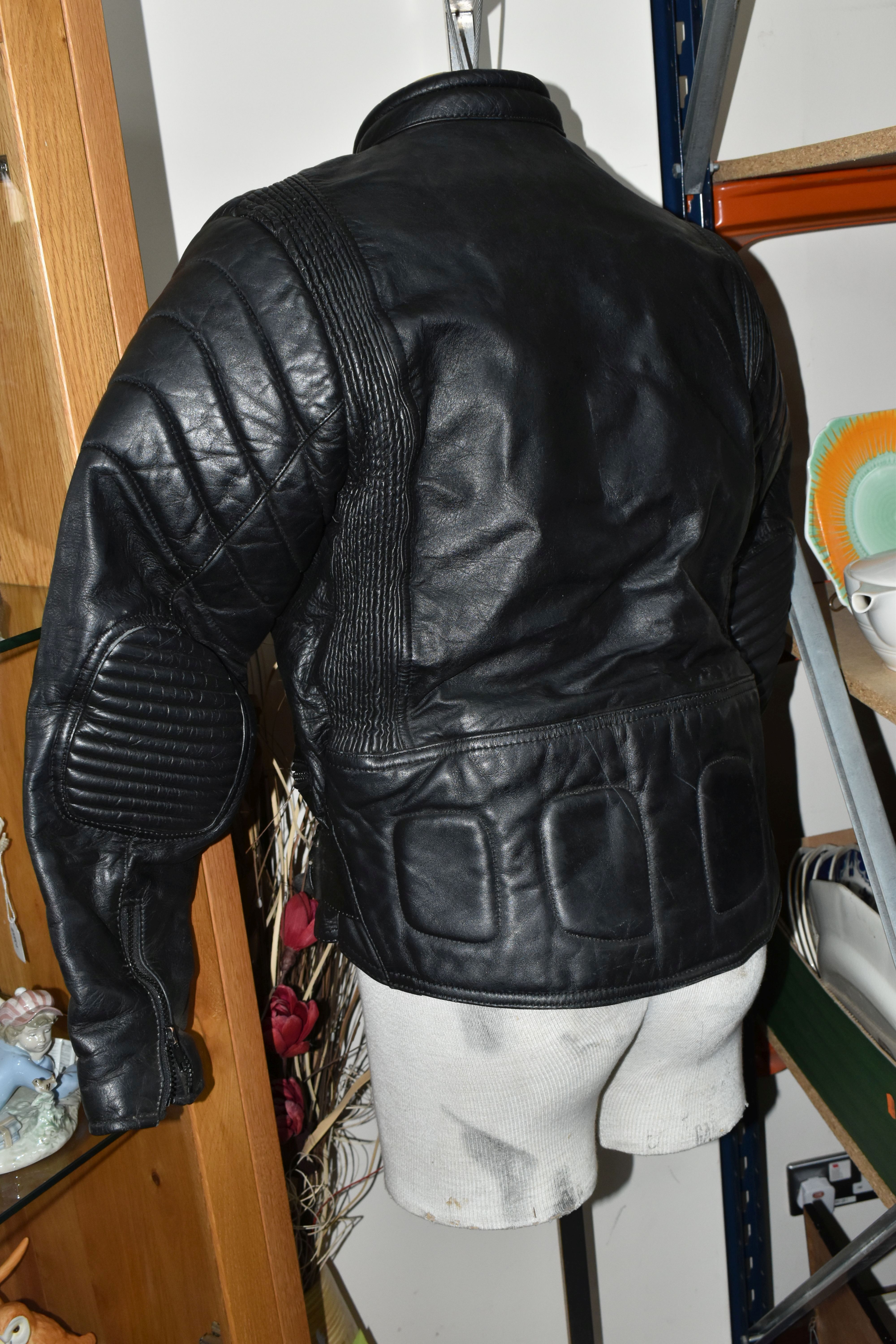A SET OF LADIES BIKER LEATHERS, comprising a black leather protective biker's jacket, UK size 42, - Bild 4 aus 9