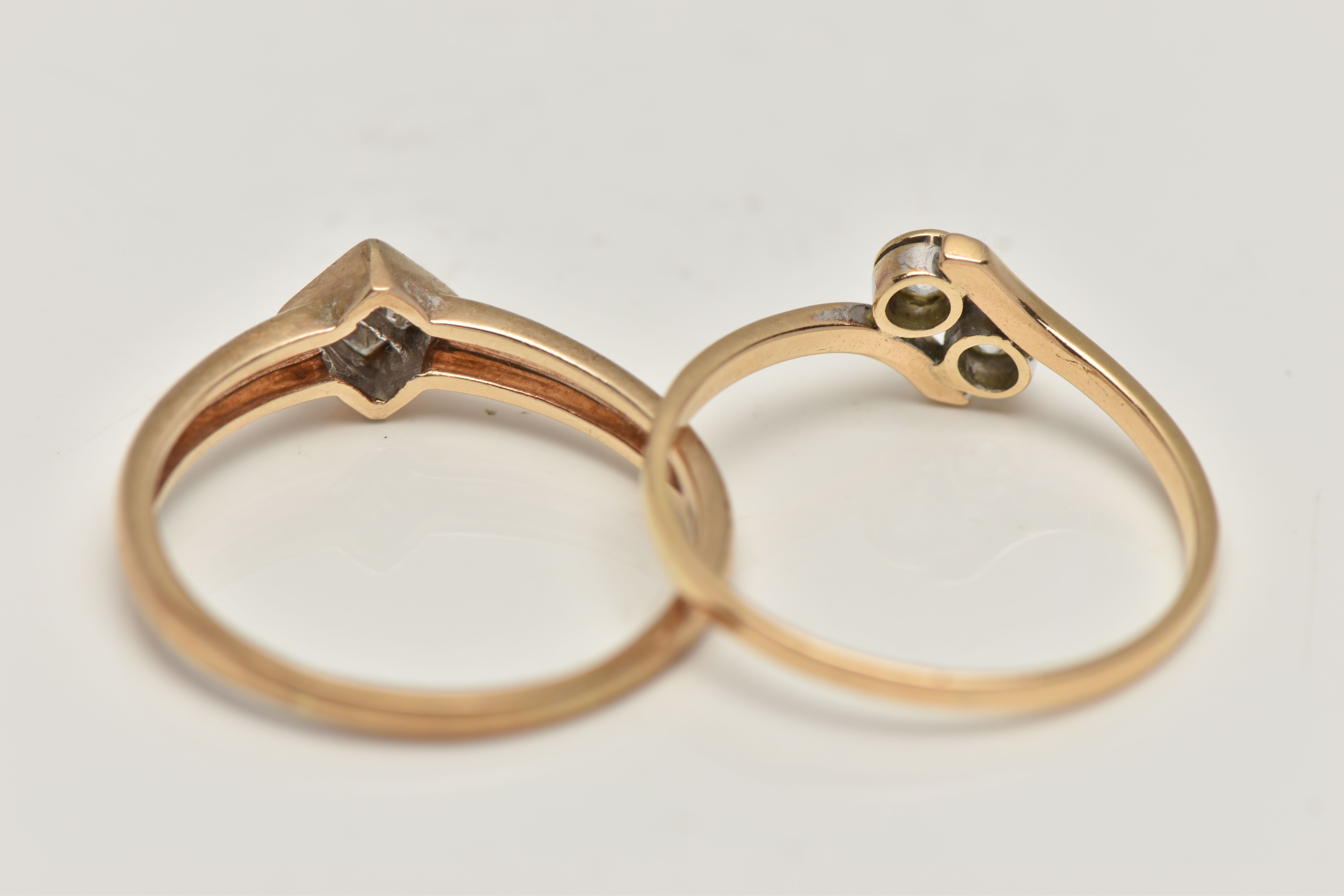 TWO DIAMOND RINGS, the first an illusions set diamond ring, four princess cut diamonds in a yellow - Bild 4 aus 4