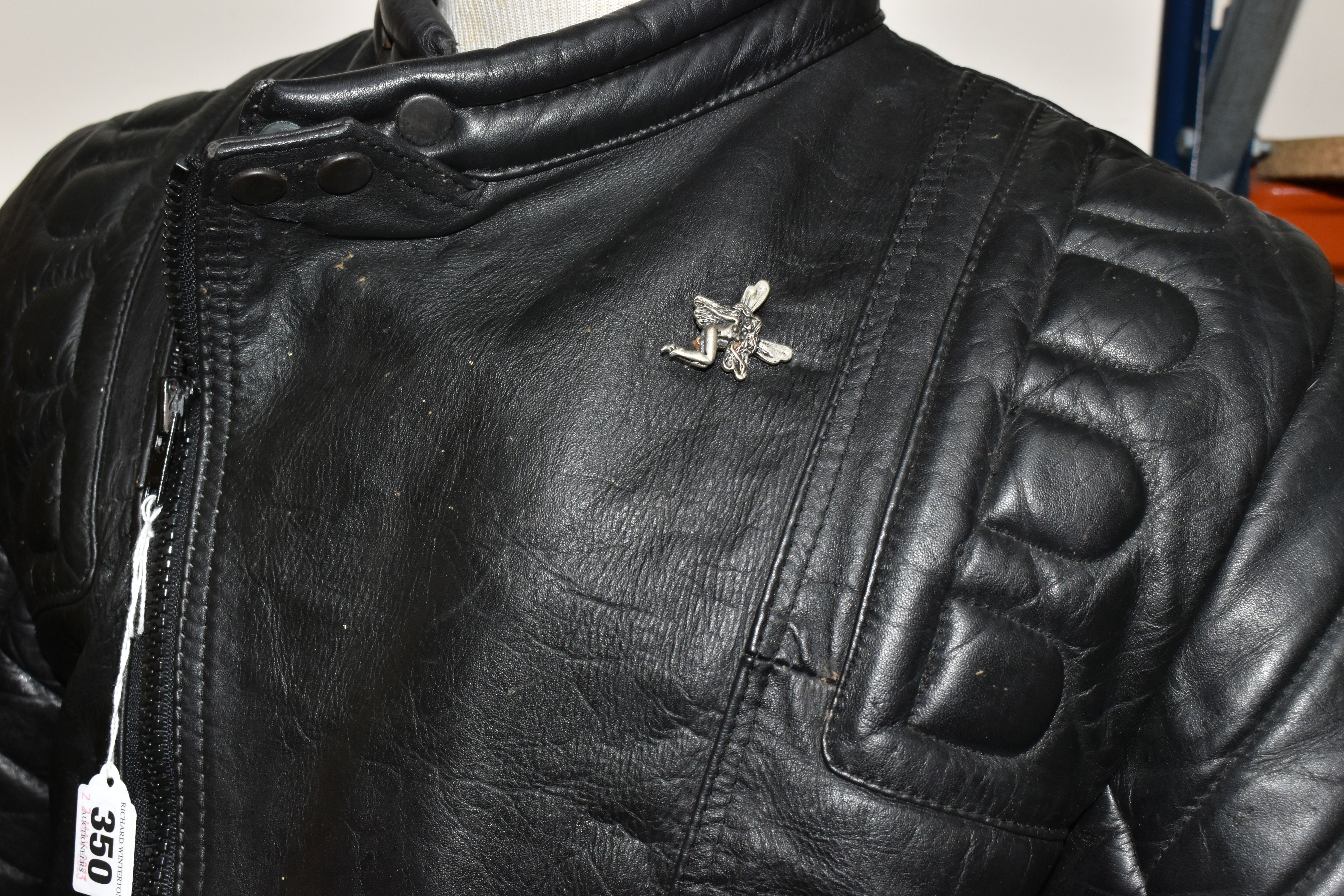 A SET OF LADIES BIKER LEATHERS, comprising a black leather protective biker's jacket, UK size 42, - Bild 3 aus 9