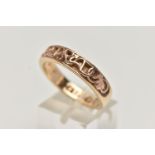 A 9CT GOLD 'CARIAD' RING, yellow gold band ring, scrolling font to the outer band with the word '