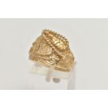 A 9CT GOLD RING, in the form of a patterned saddle, hallmarked 9ct London, ring size M,