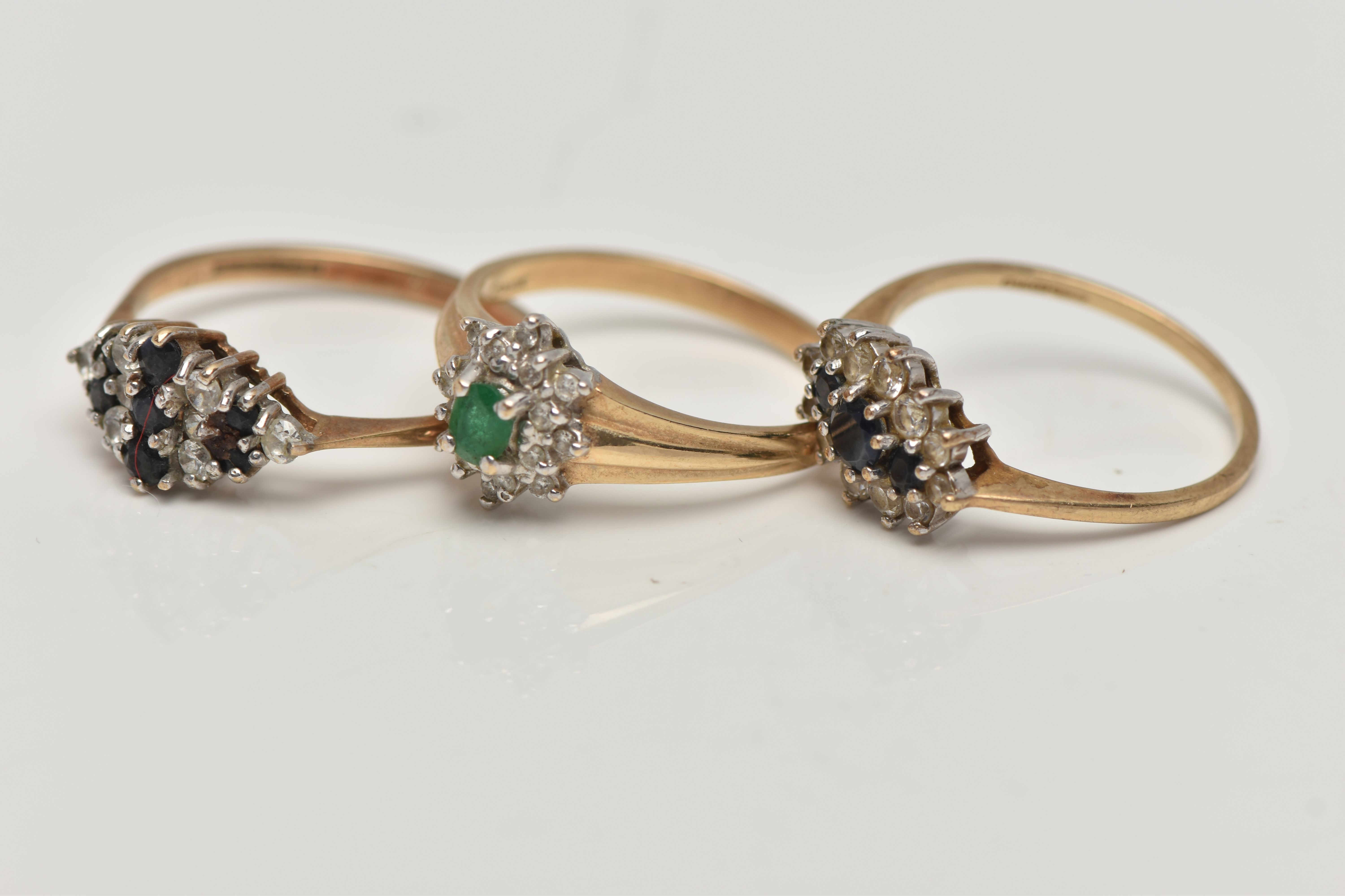 THREE 9CT GOLD GEM SET RINGS, the first a small emerald and diamond cluster ring, hallmarked 9ct - Bild 3 aus 4