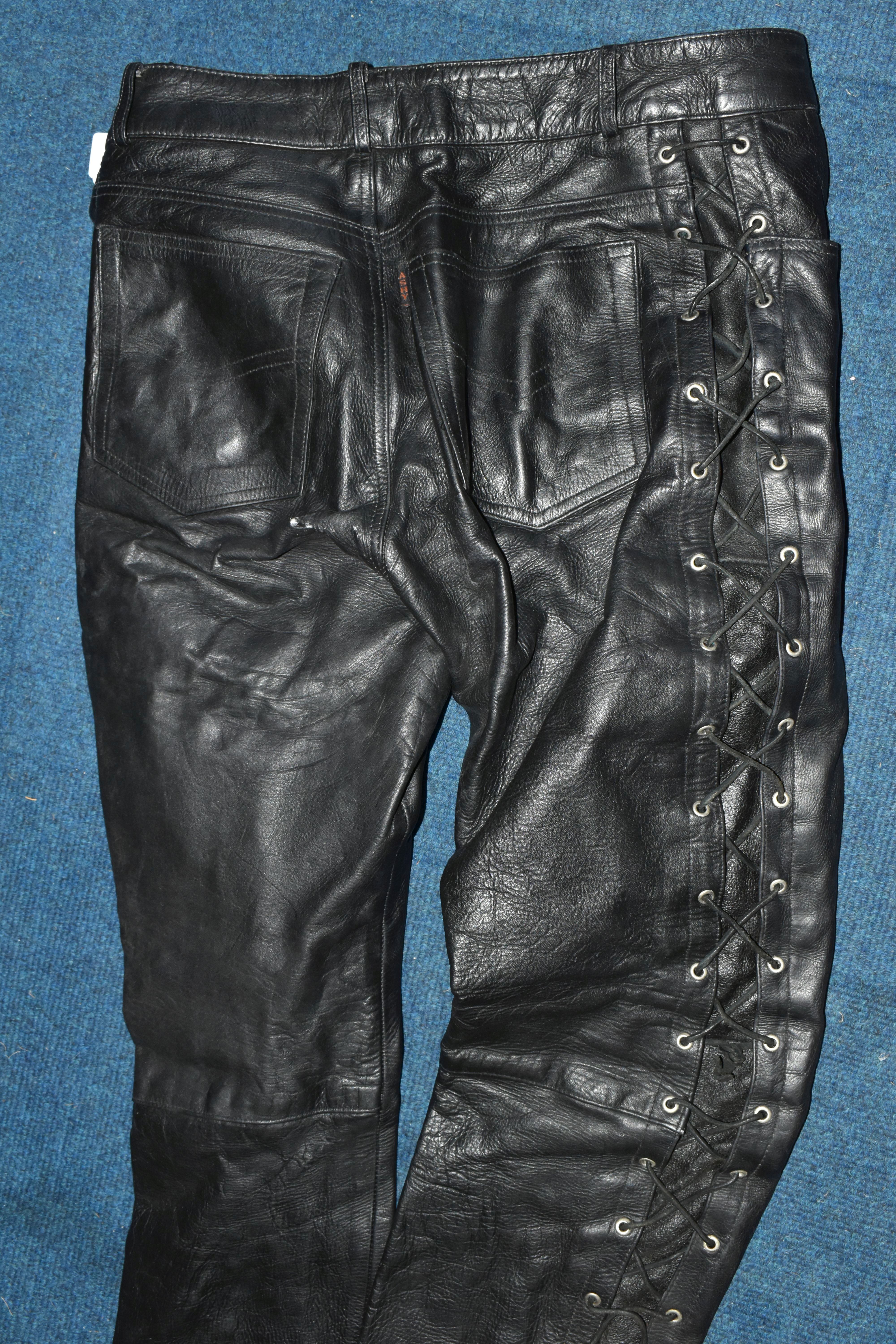A SET OF LADIES BIKER LEATHERS, comprising a black leather protective biker's jacket, UK size 42, - Bild 8 aus 9