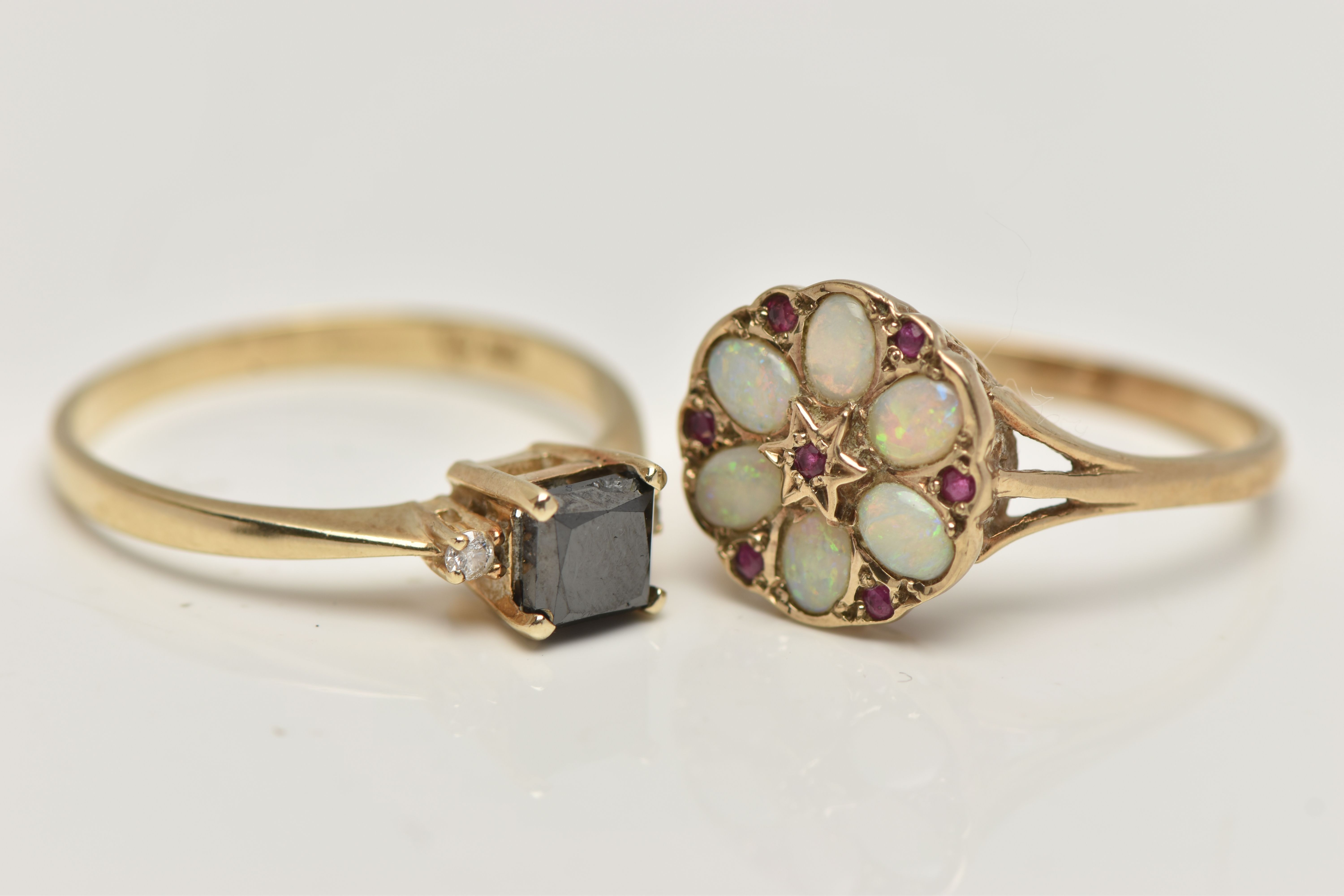 TWO GEM SET RINGS, the first a yellow gold ring set with a princess cut black diamond, flanked - Bild 3 aus 4