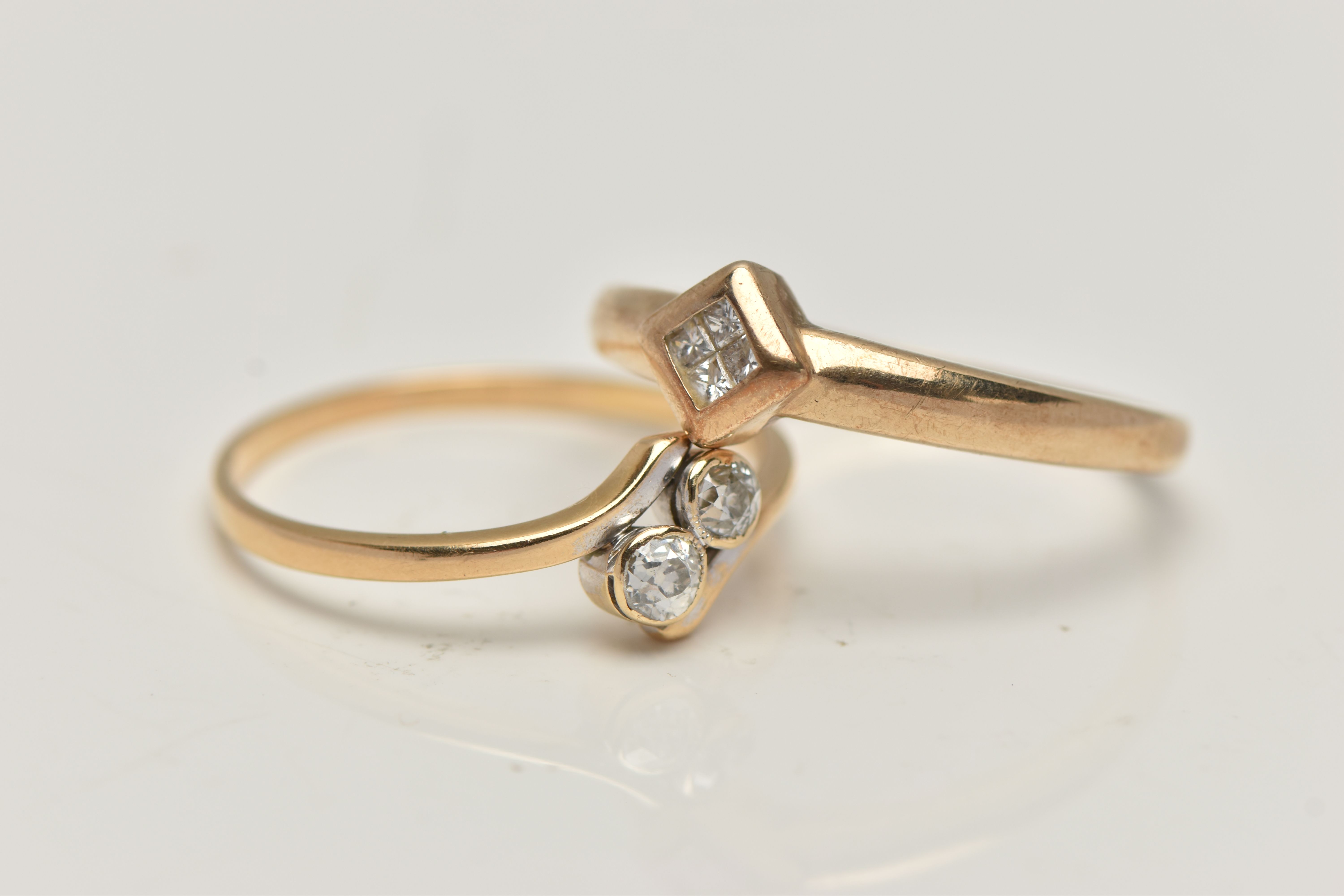 TWO DIAMOND RINGS, the first an illusions set diamond ring, four princess cut diamonds in a yellow - Bild 2 aus 4