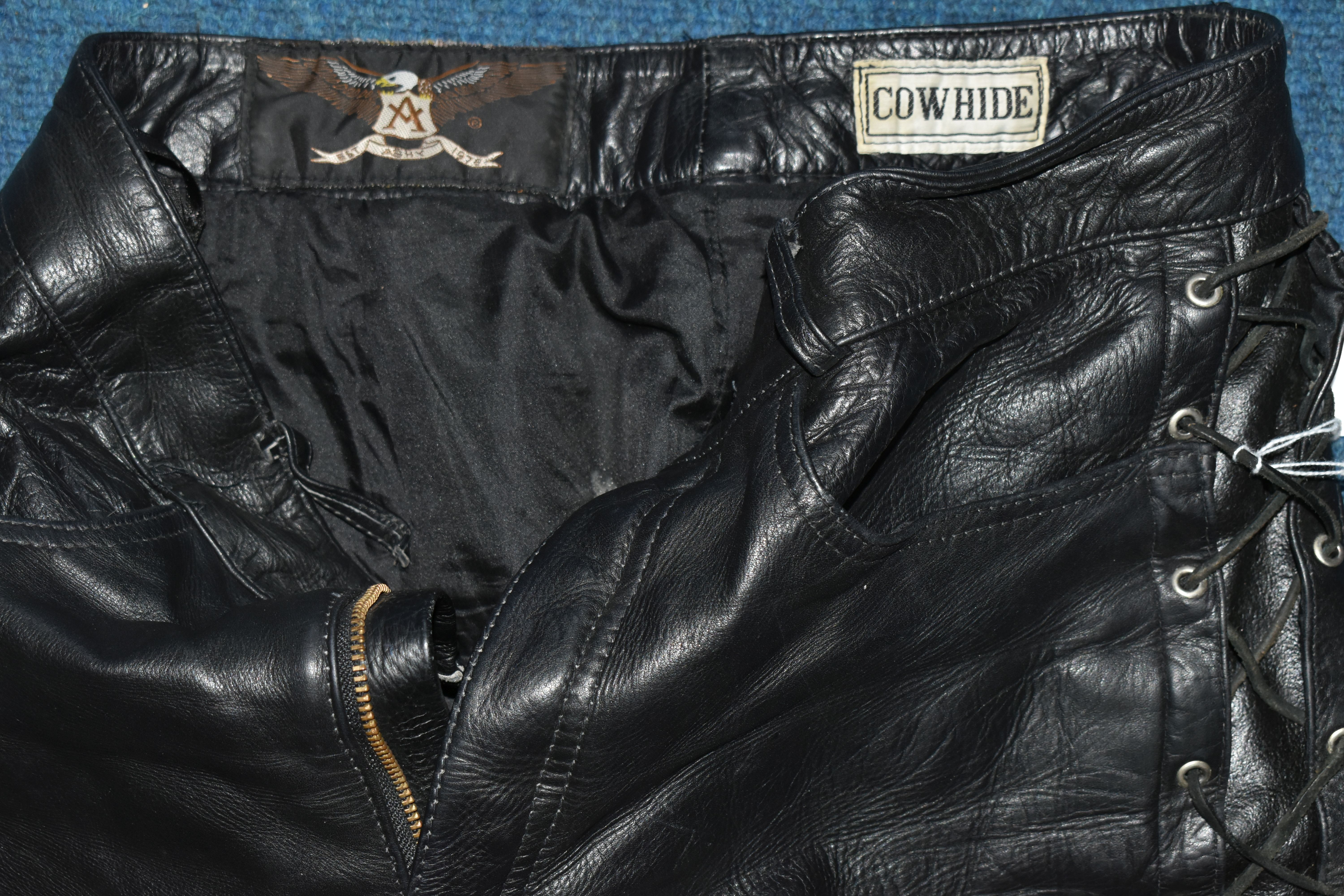 A SET OF LADIES BIKER LEATHERS, comprising a black leather protective biker's jacket, UK size 42, - Bild 7 aus 9