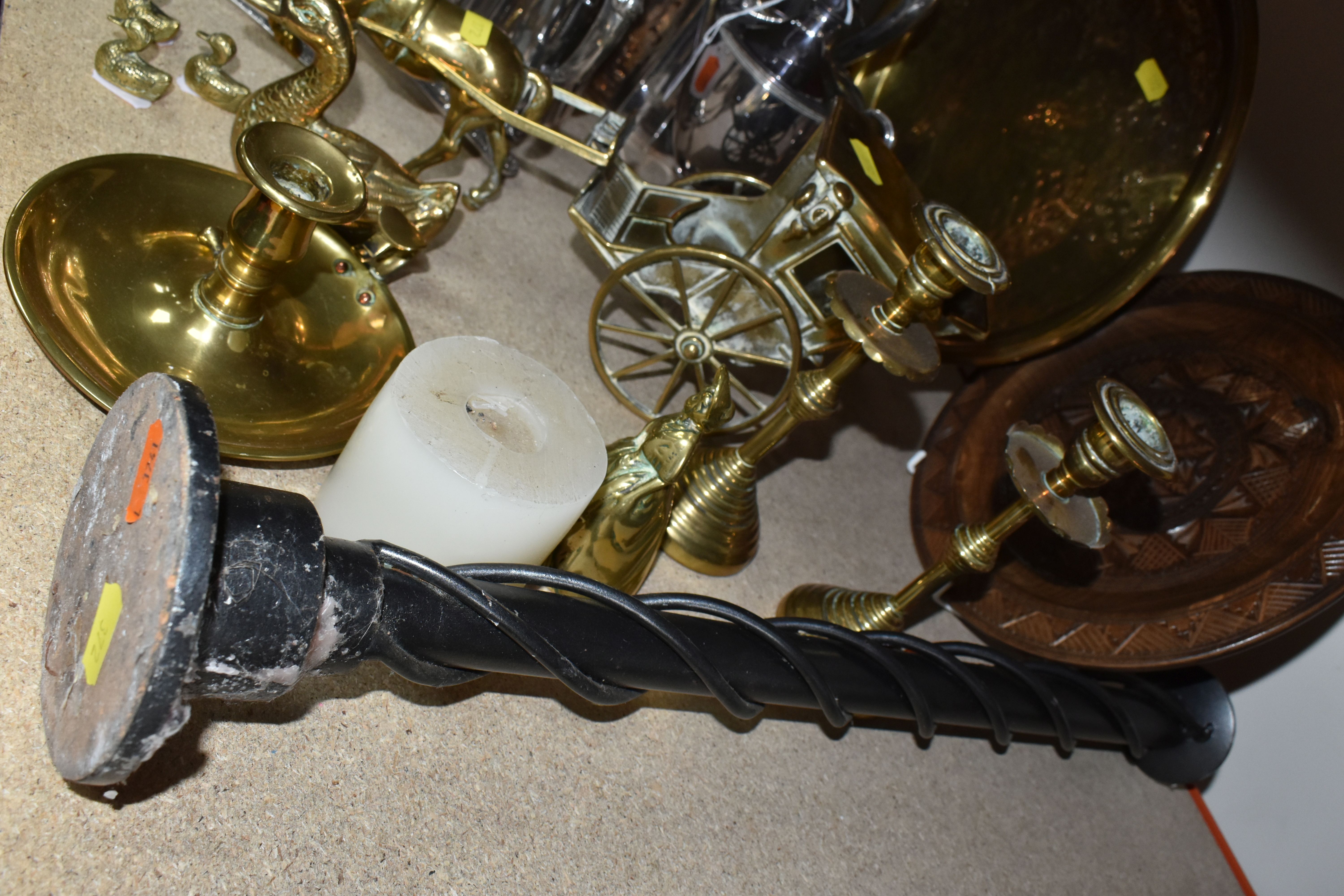 A GROUP OF SILVERPLATE AND BRASS METALWARE, comprising a brass chamber stick, a pair of brass candle - Image 5 of 8