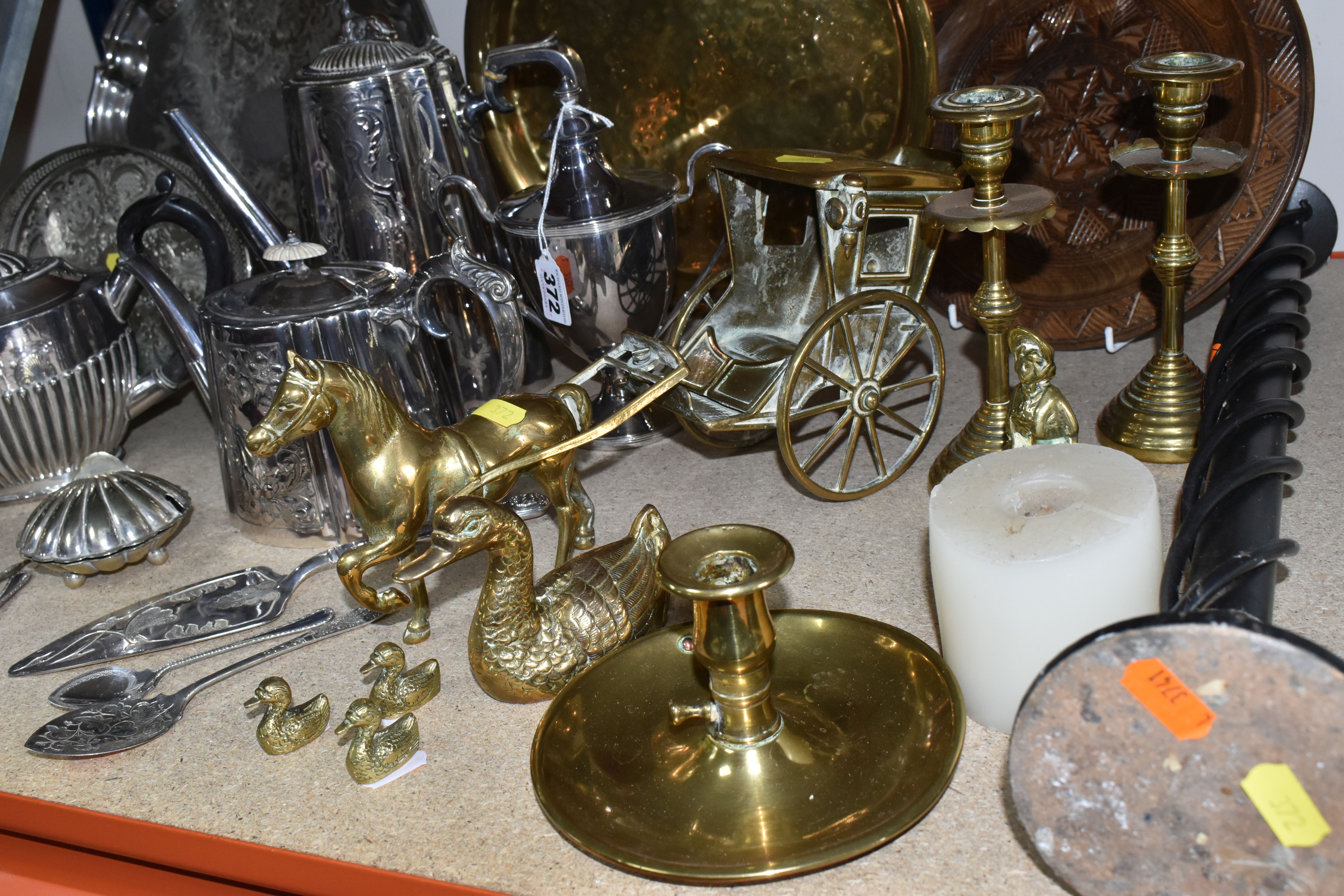 A GROUP OF SILVERPLATE AND BRASS METALWARE, comprising a brass chamber stick, a pair of brass candle - Image 4 of 8