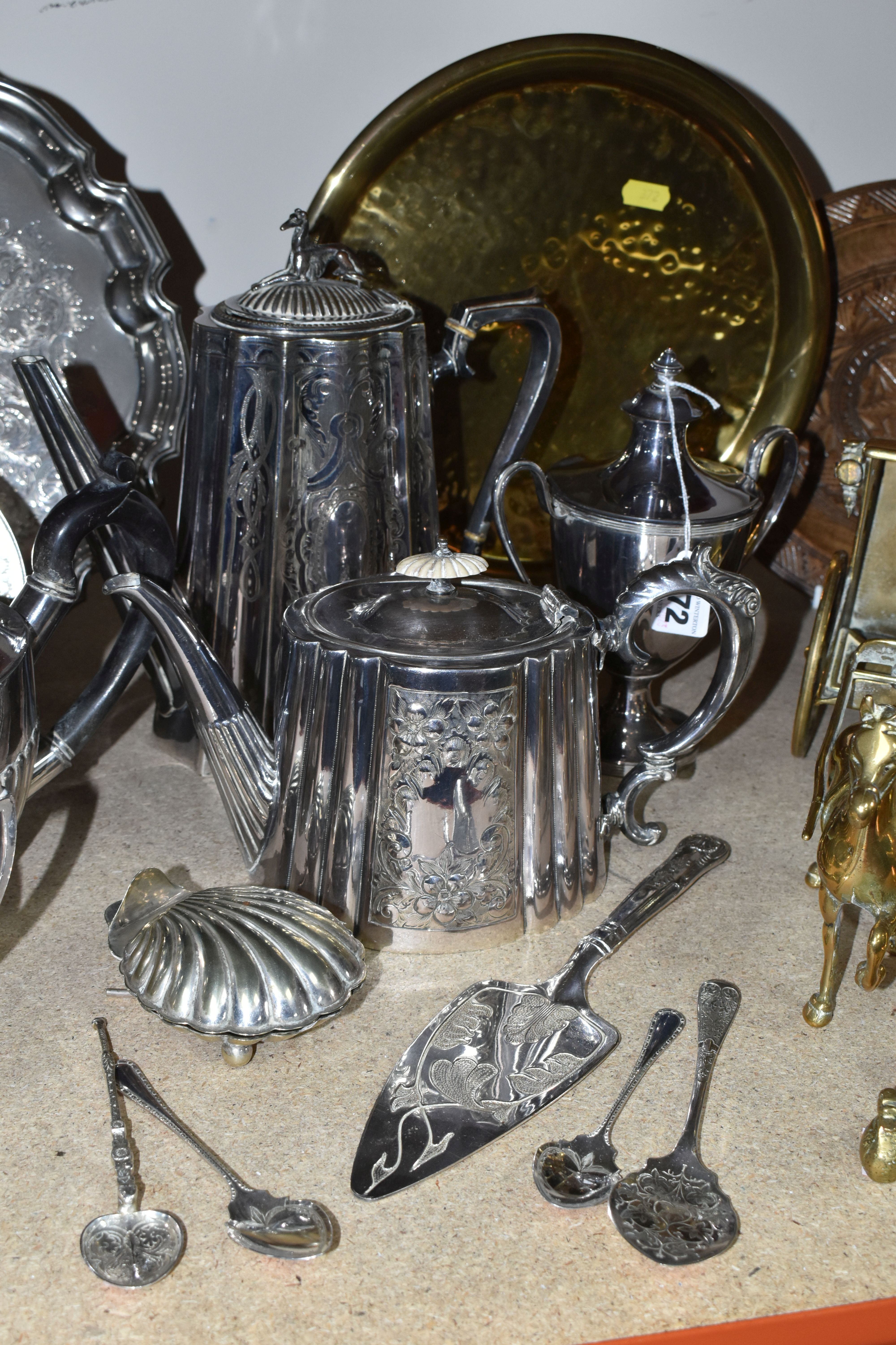 A GROUP OF SILVERPLATE AND BRASS METALWARE, comprising a brass chamber stick, a pair of brass candle - Image 3 of 8