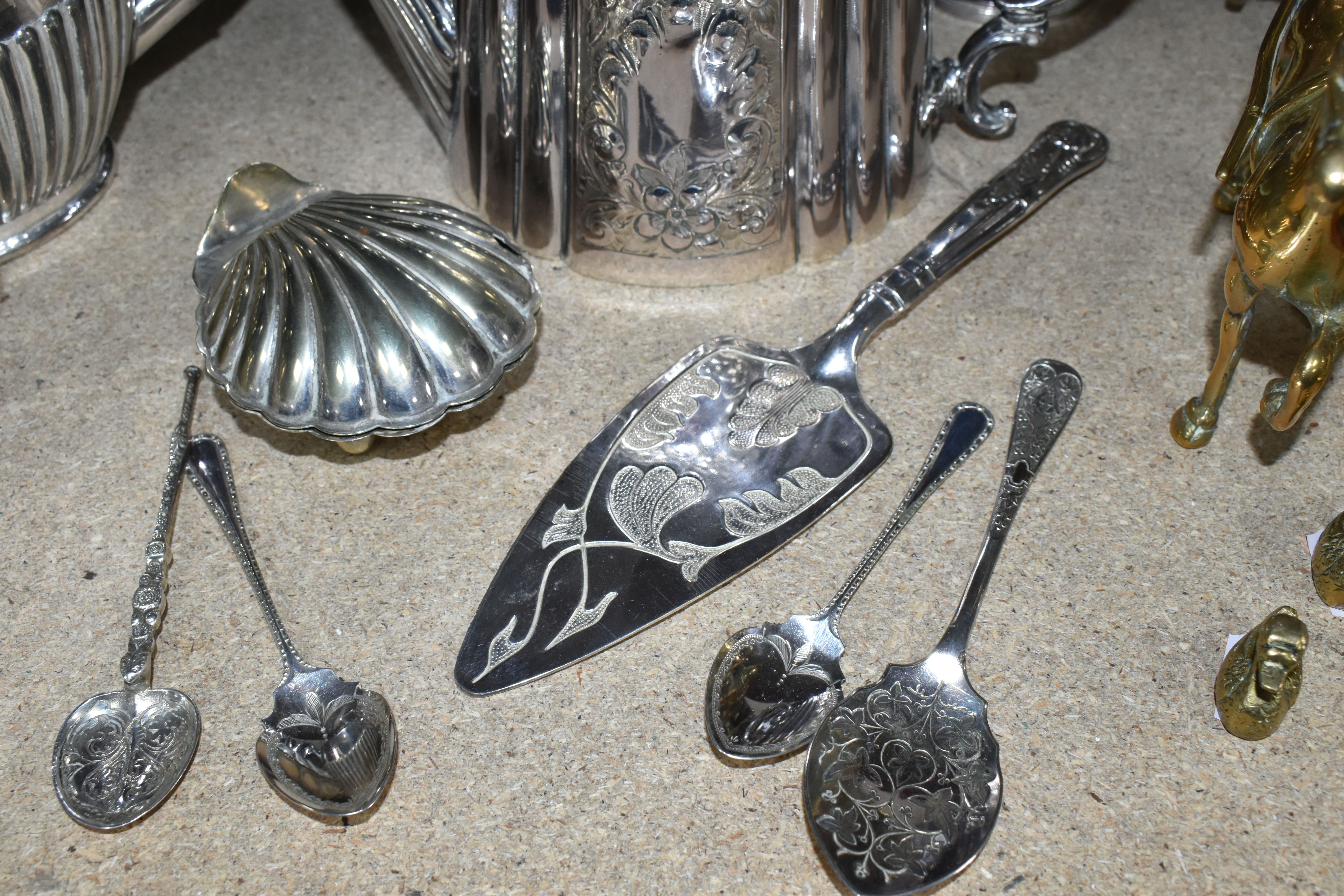 A GROUP OF SILVERPLATE AND BRASS METALWARE, comprising a brass chamber stick, a pair of brass candle - Image 7 of 8