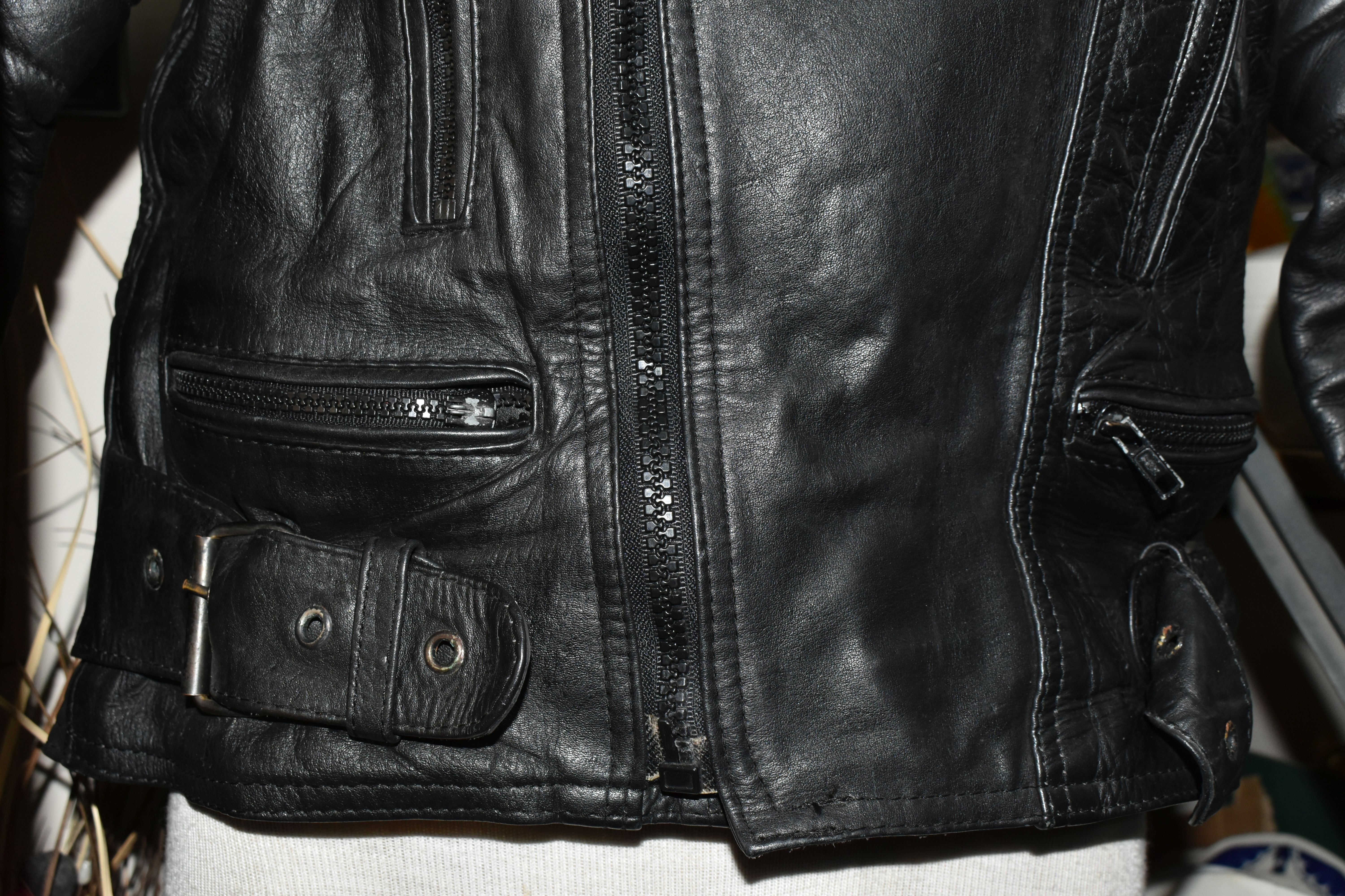 A SET OF LADIES BIKER LEATHERS, comprising a black leather protective biker's jacket, UK size 42, - Bild 9 aus 9