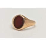 A GENTS 9CT GOLD SIGNET RING, of an oval form set with a polished oval carnelian inlay, to a