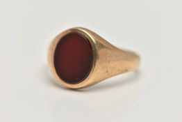 A GENTS 9CT GOLD SIGNET RING, of an oval form set with a polished oval carnelian inlay, to a