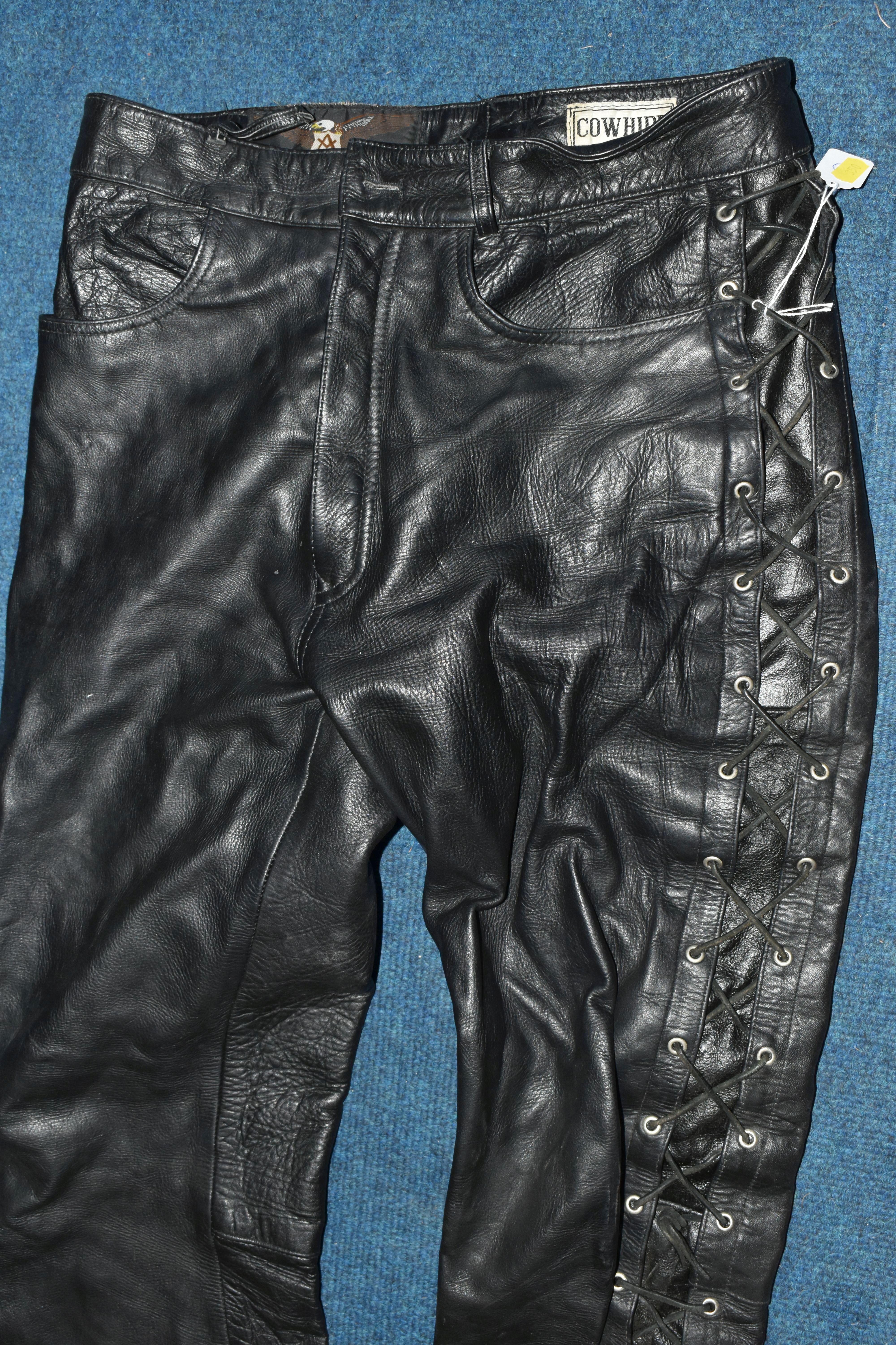 A SET OF LADIES BIKER LEATHERS, comprising a black leather protective biker's jacket, UK size 42, - Bild 6 aus 9