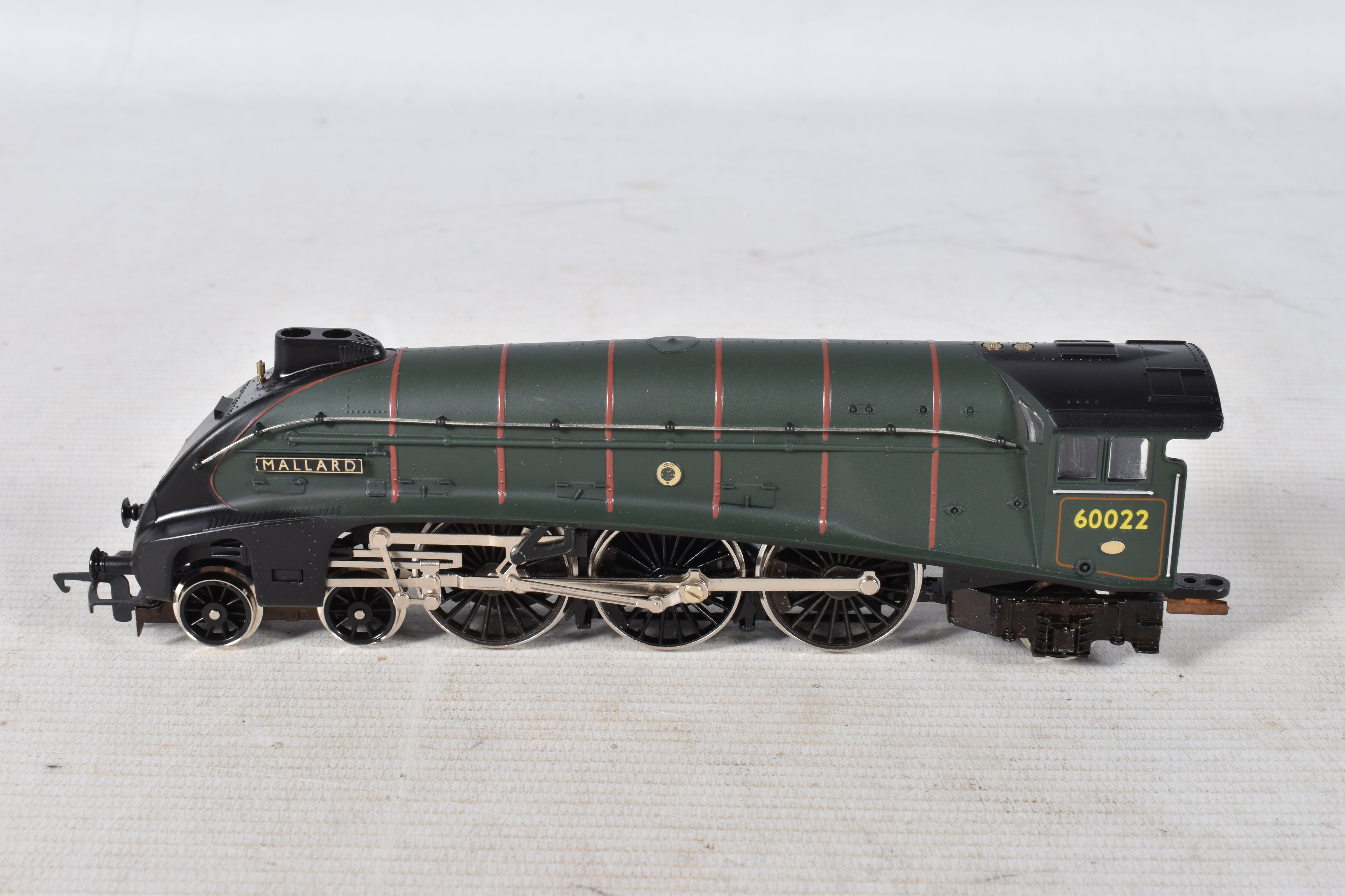 A BOXED HORNBY RAILWAYS OO GAUGE A4 CLASS LOCOMOTIVE, 'Mallard' No.60022, B.R. green livery, version - Image 3 of 9