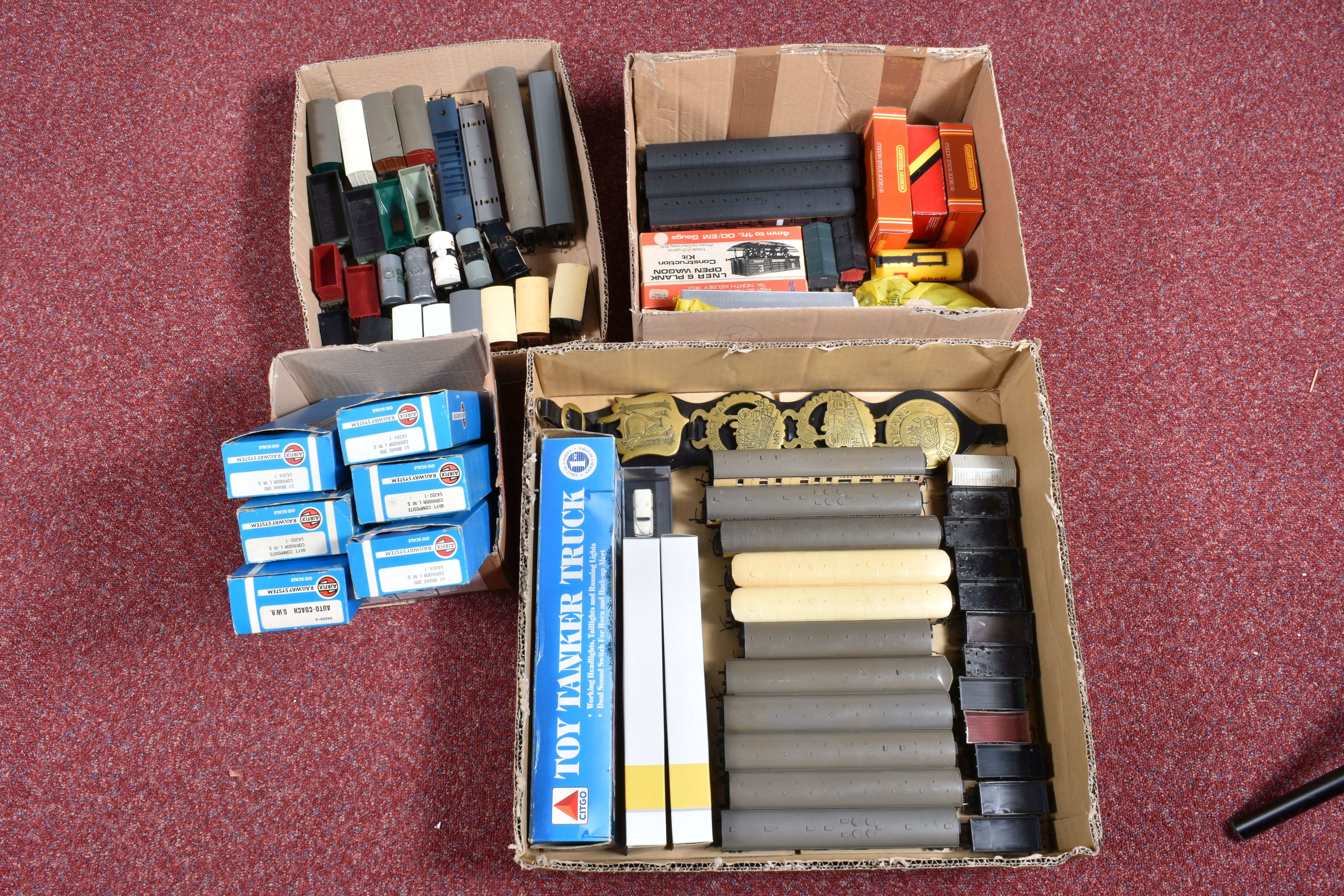 A QUANTITY OF UNBOXED AND ASSORTED OO GAUGE MODEL RAILWAY ROLLING STOCK, to include boxed and