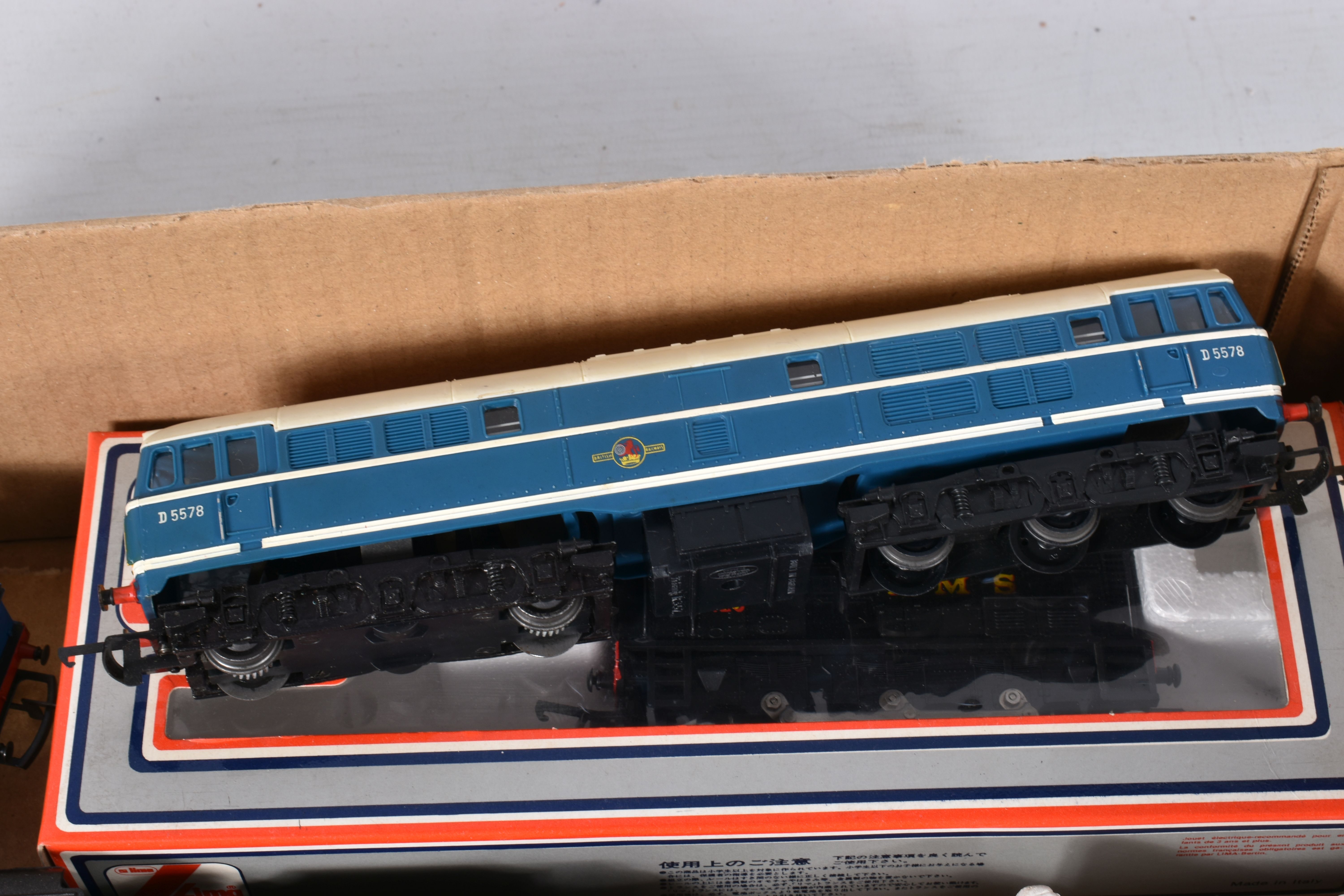 A QUANTITY OF BOXED AND UNBOXED OO GAUGE LOCOMOTIVES, to include boxed Lima class 08 No.7120, L.M.S. - Image 5 of 7