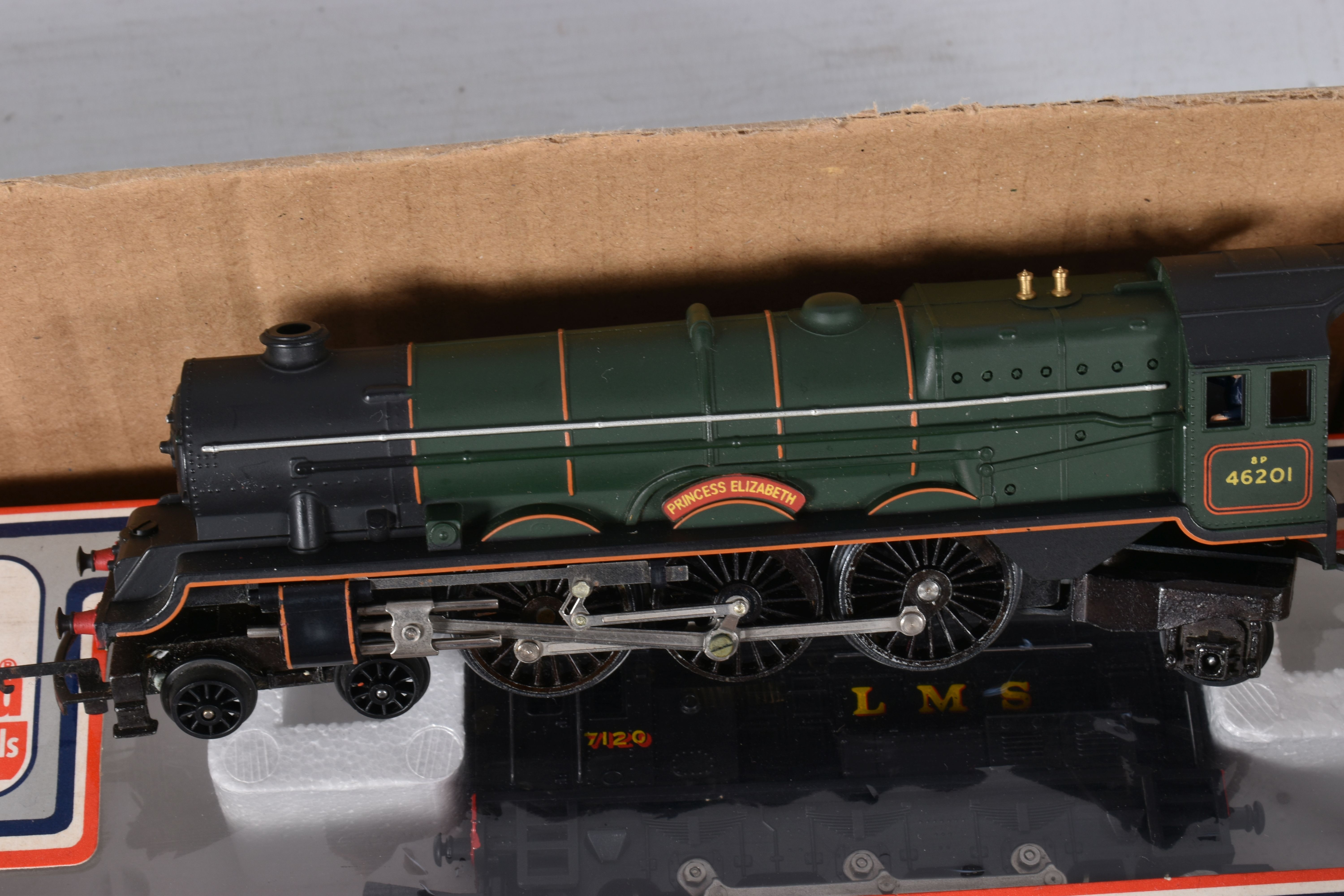 A QUANTITY OF BOXED AND UNBOXED OO GAUGE LOCOMOTIVES, to include boxed Lima class 08 No.7120, L.M.S. - Image 4 of 7