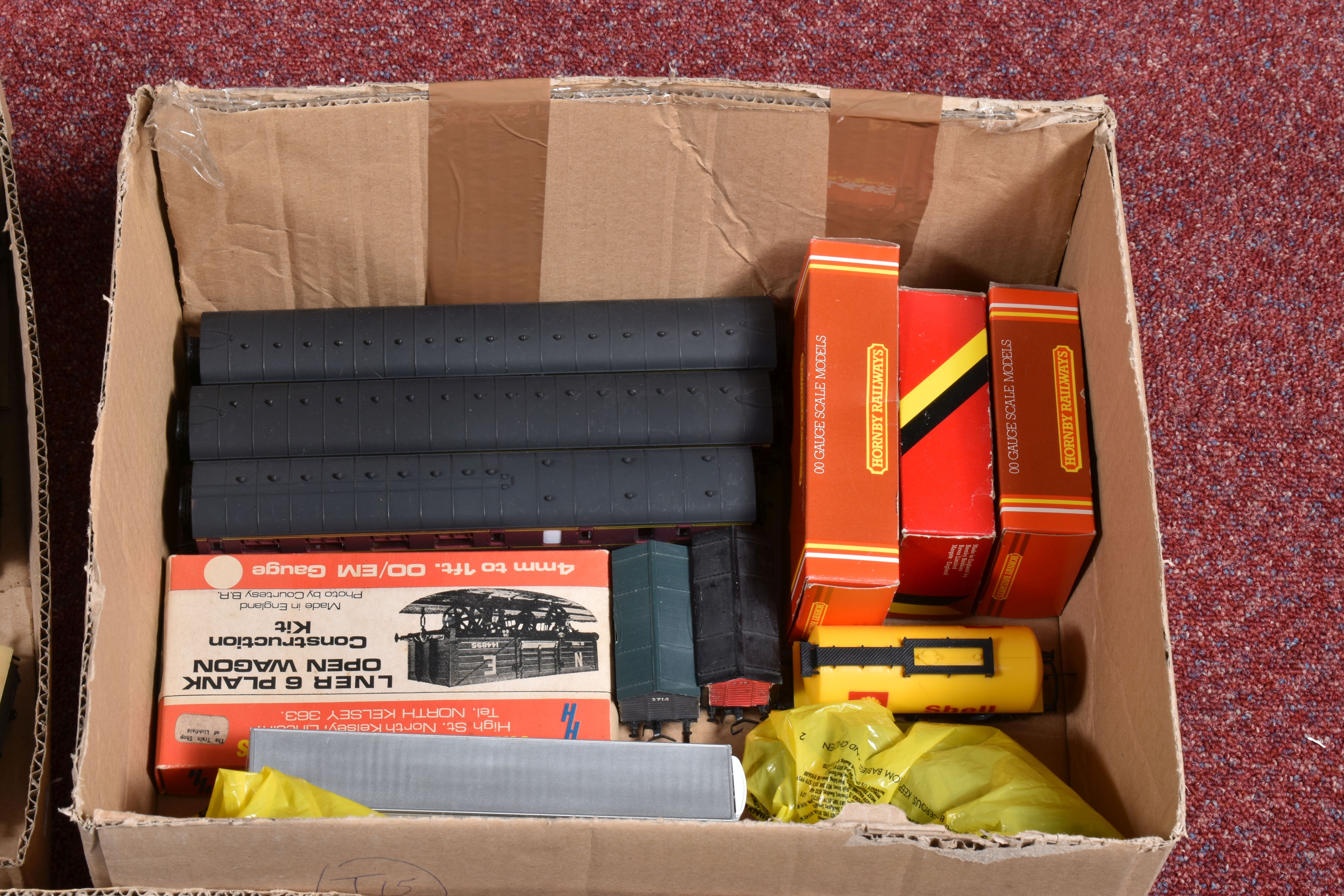 A QUANTITY OF UNBOXED AND ASSORTED OO GAUGE MODEL RAILWAY ROLLING STOCK, to include boxed and - Image 5 of 10