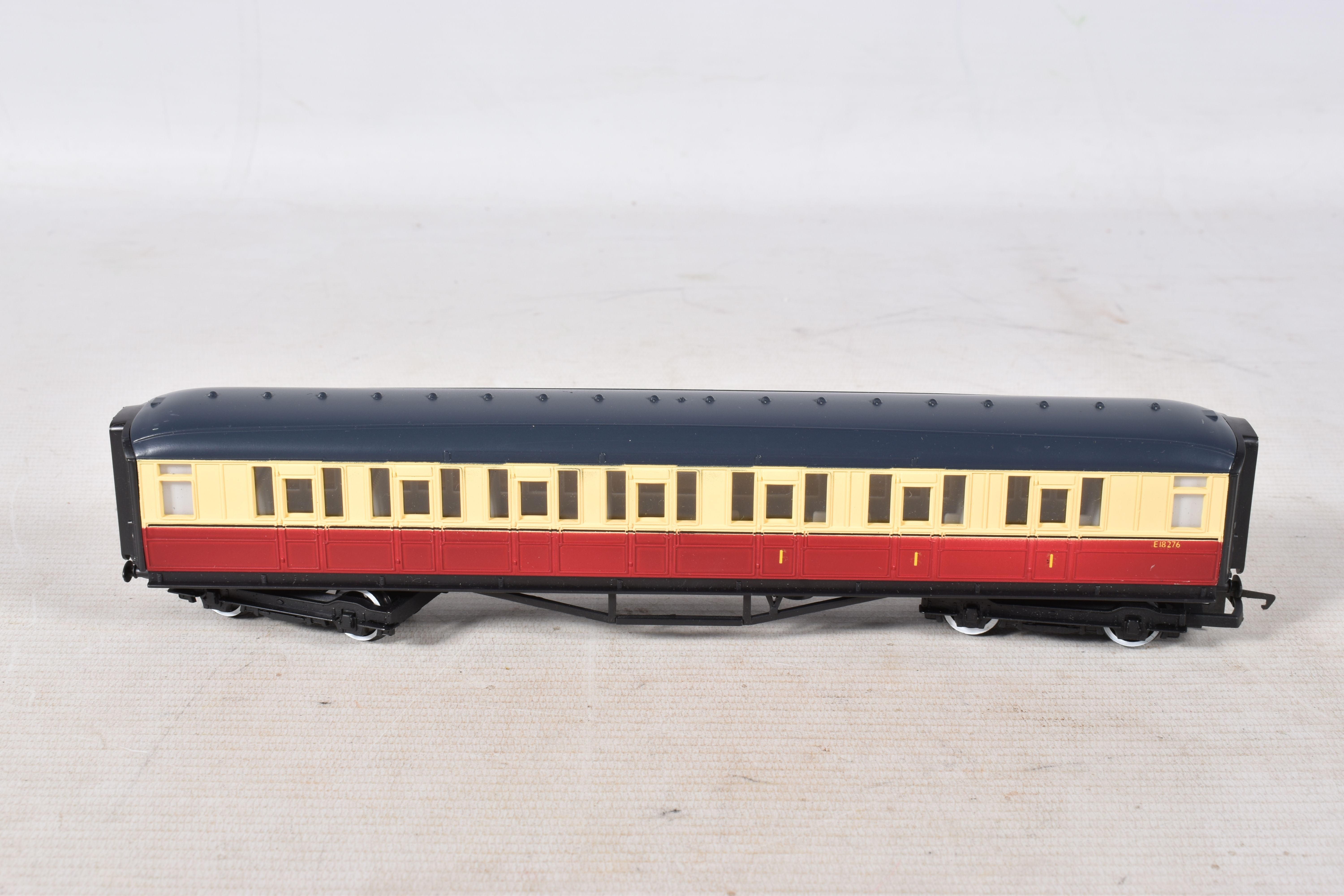 A BOXED HORNBY RAILWAYS OO GAUGE A4 CLASS LOCOMOTIVE, 'Mallard' No.60022, B.R. green livery, version - Image 8 of 9