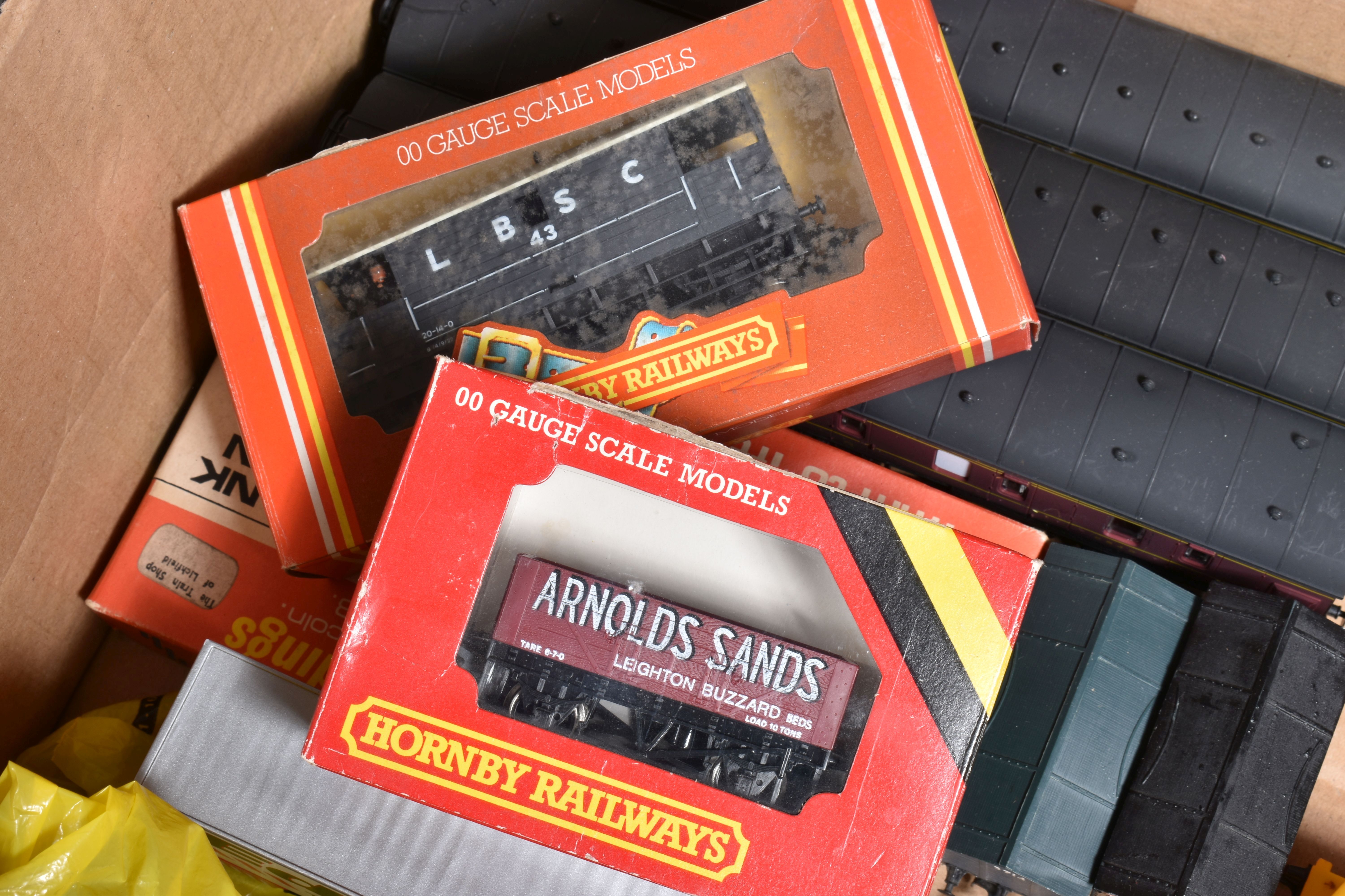 A QUANTITY OF UNBOXED AND ASSORTED OO GAUGE MODEL RAILWAY ROLLING STOCK, to include boxed and - Image 6 of 10