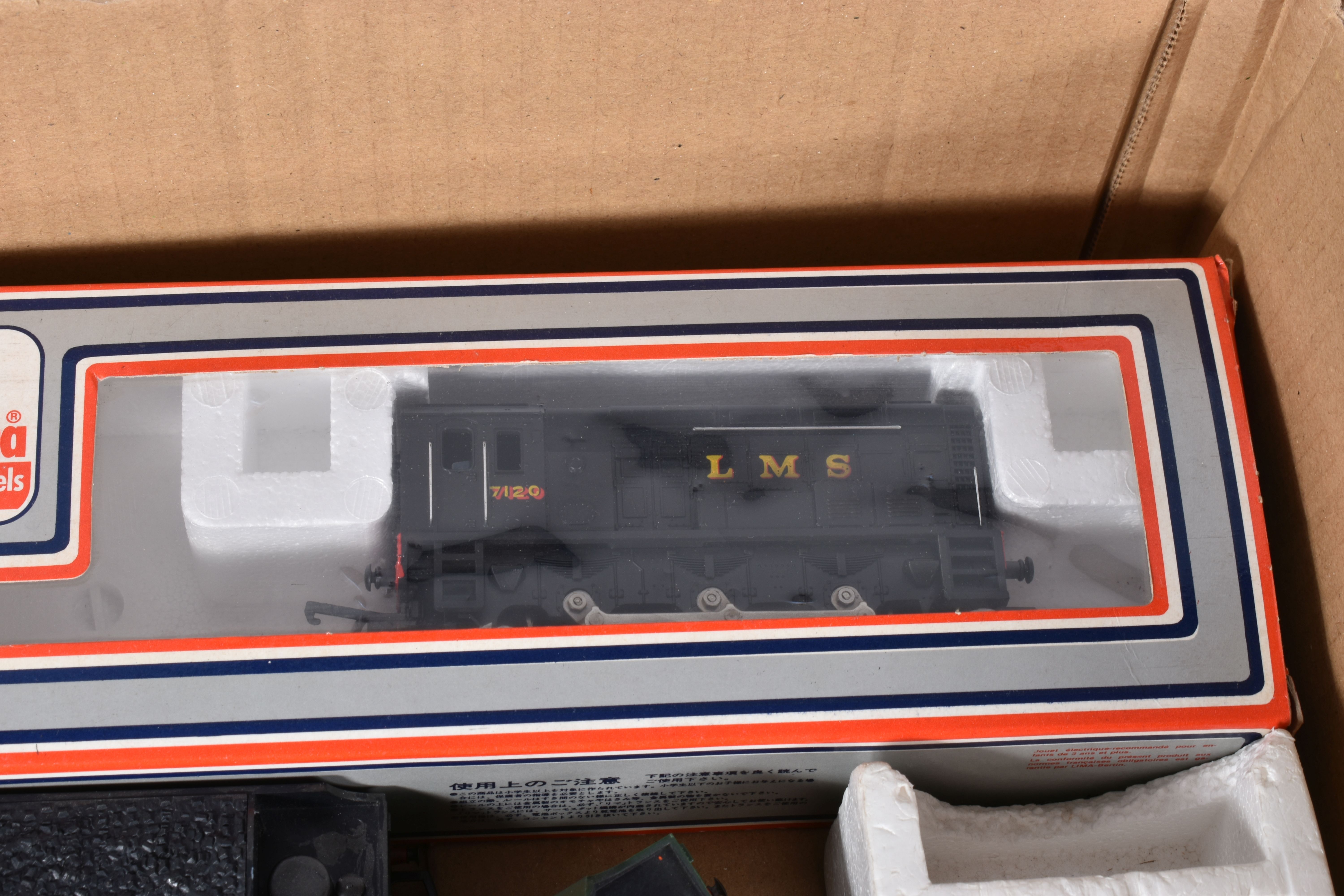 A QUANTITY OF BOXED AND UNBOXED OO GAUGE LOCOMOTIVES, to include boxed Lima class 08 No.7120, L.M.S. - Image 2 of 7