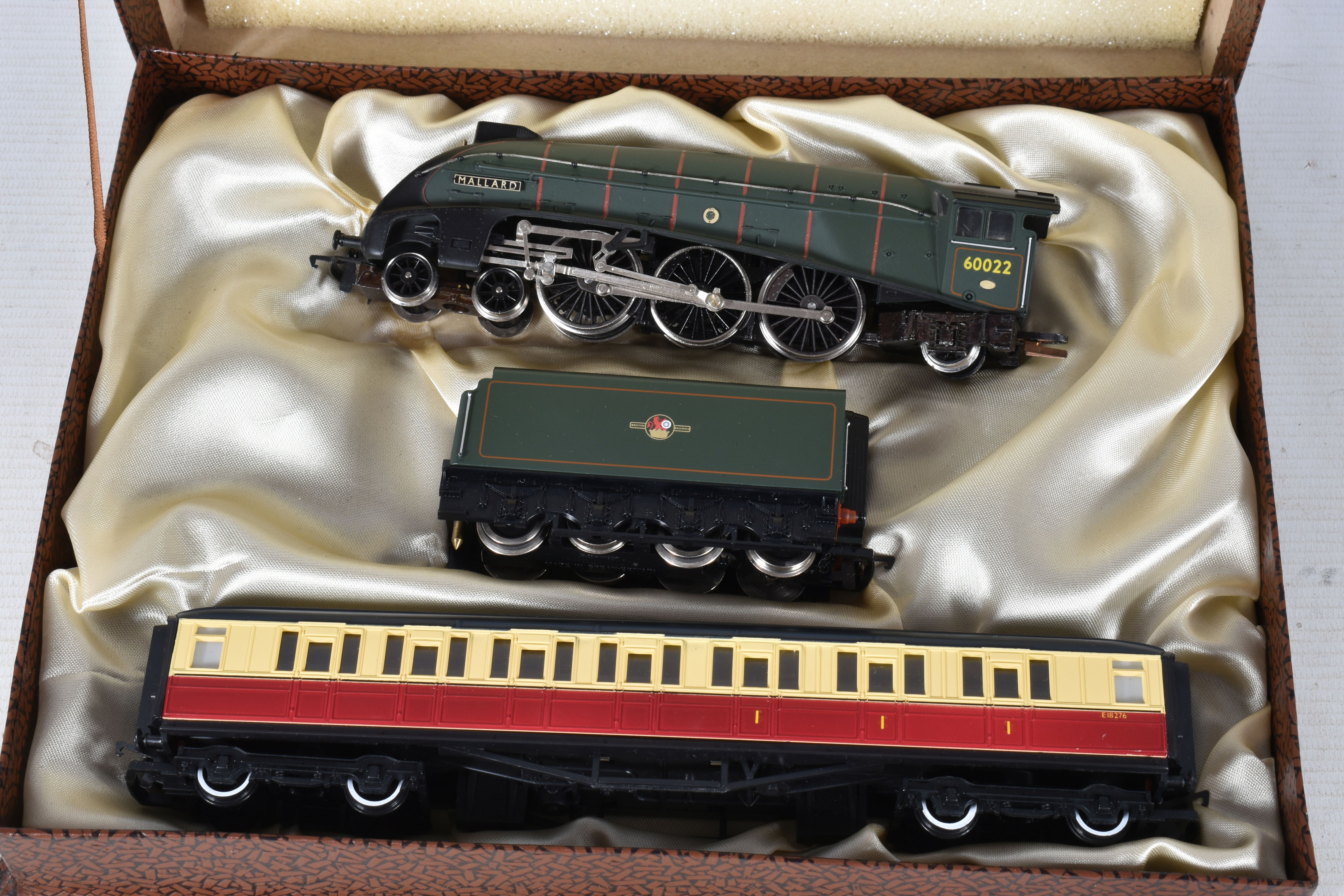 A BOXED HORNBY RAILWAYS OO GAUGE A4 CLASS LOCOMOTIVE, 'Mallard' No.60022, B.R. green livery, version