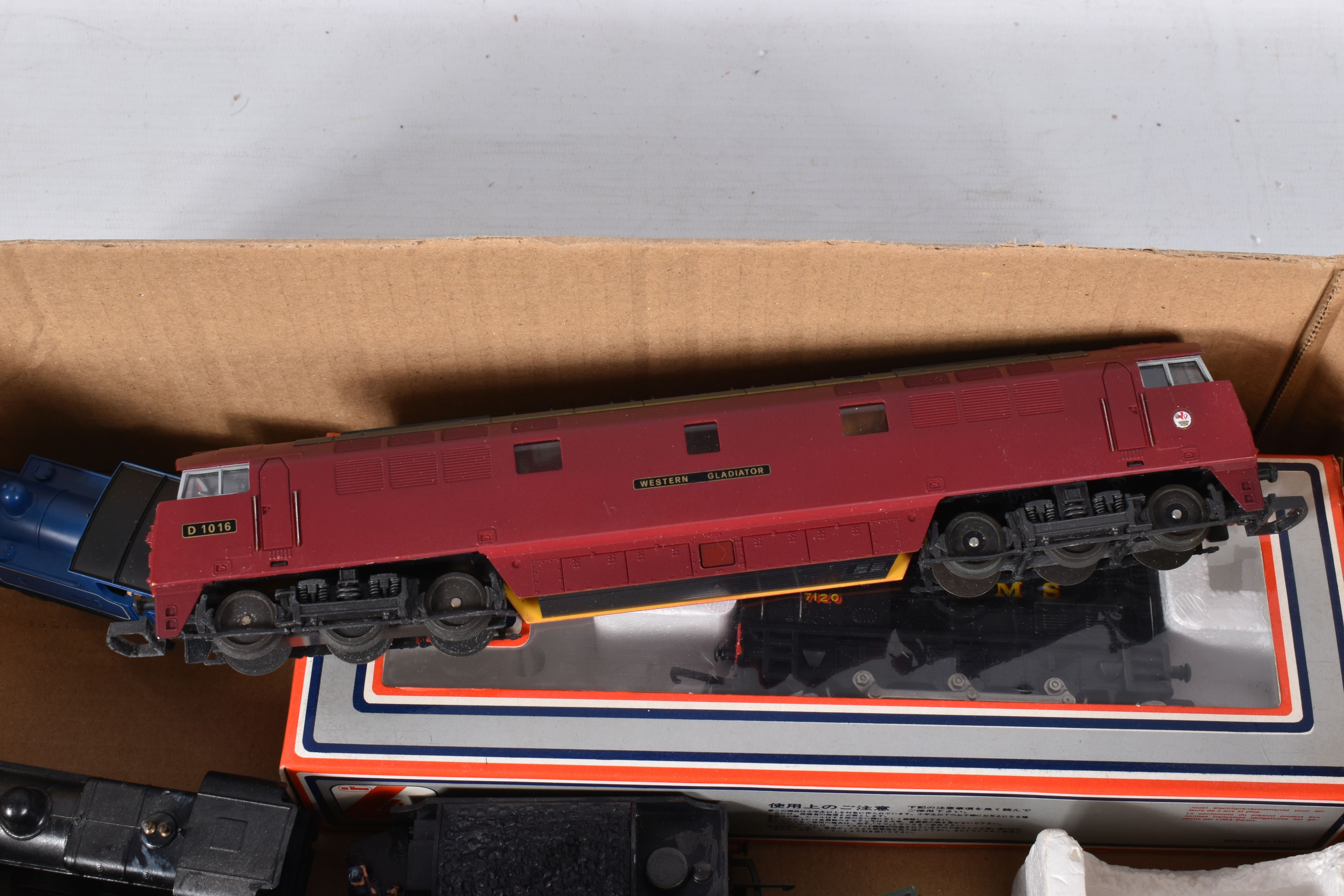 A QUANTITY OF BOXED AND UNBOXED OO GAUGE LOCOMOTIVES, to include boxed Lima class 08 No.7120, L.M.S. - Image 6 of 7