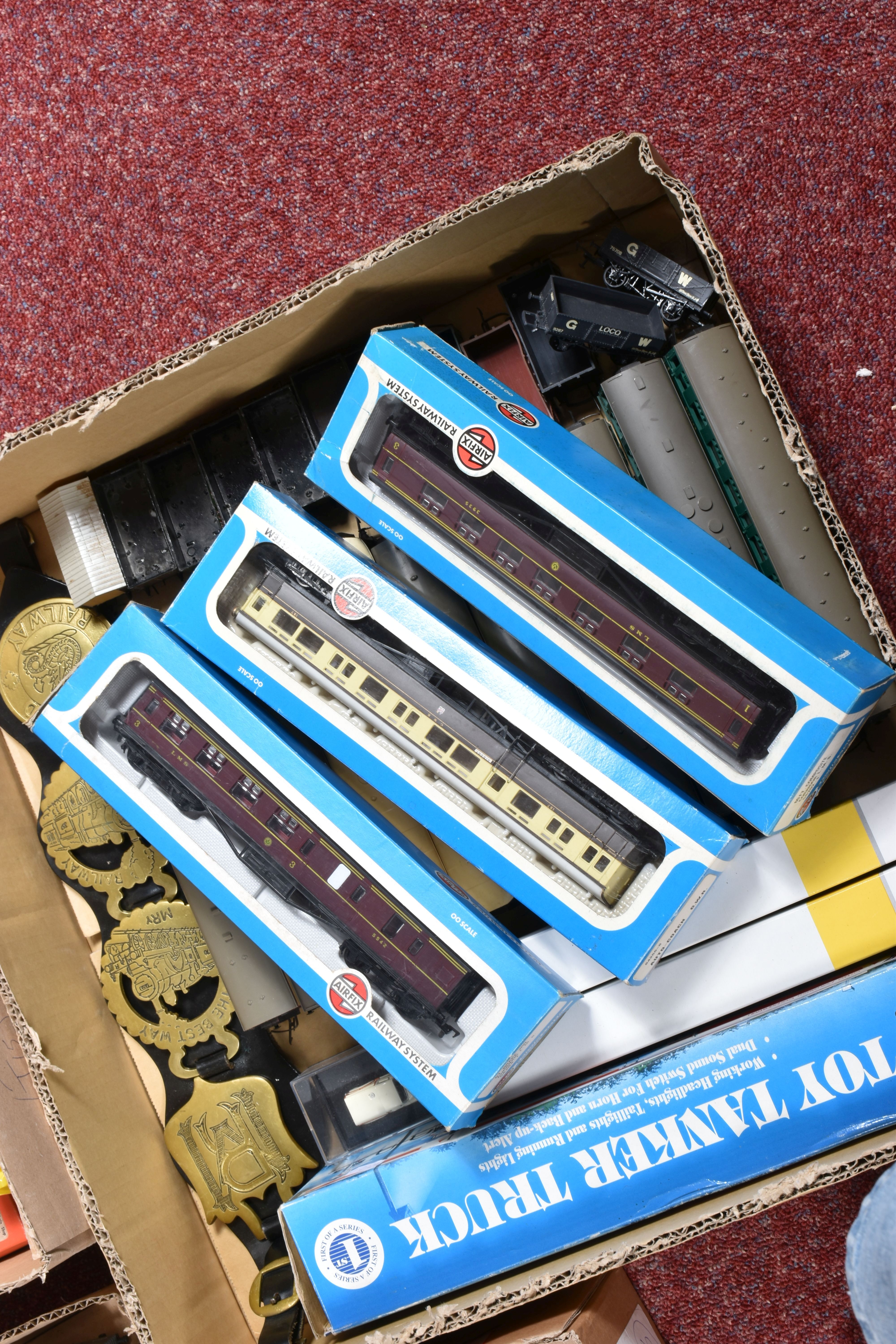 A QUANTITY OF UNBOXED AND ASSORTED OO GAUGE MODEL RAILWAY ROLLING STOCK, to include boxed and - Image 10 of 10