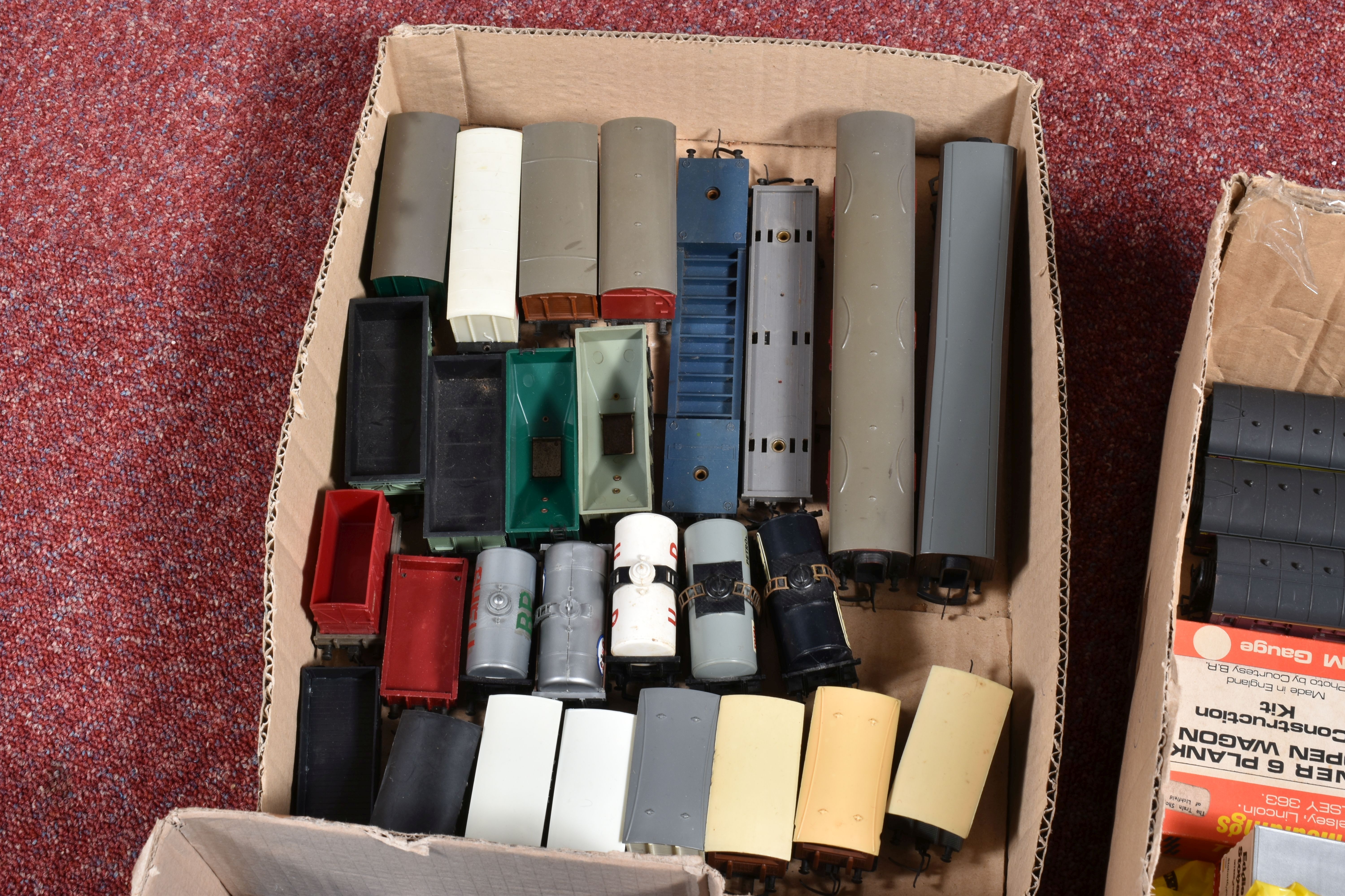 A QUANTITY OF UNBOXED AND ASSORTED OO GAUGE MODEL RAILWAY ROLLING STOCK, to include boxed and - Image 7 of 10