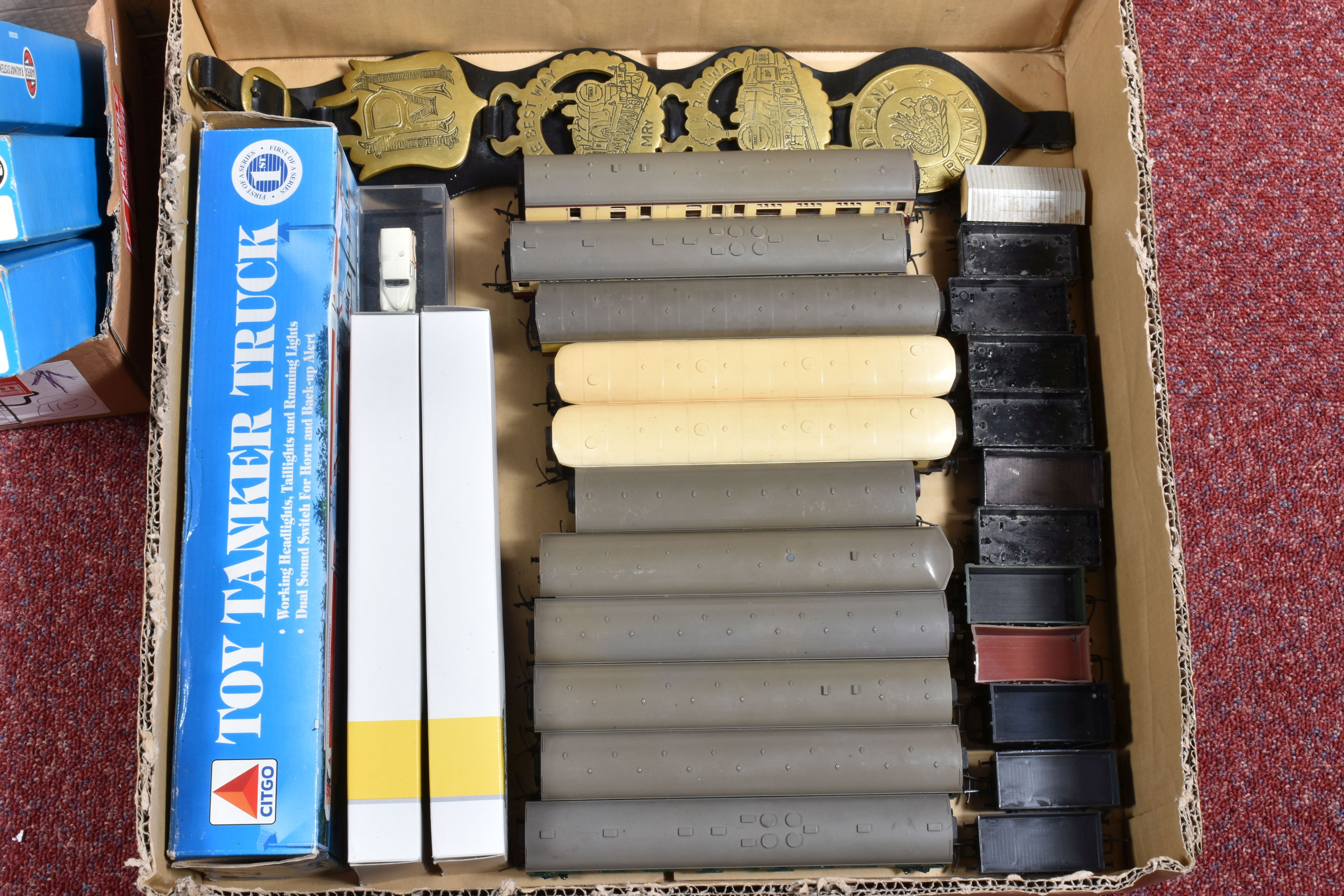 A QUANTITY OF UNBOXED AND ASSORTED OO GAUGE MODEL RAILWAY ROLLING STOCK, to include boxed and - Image 2 of 10