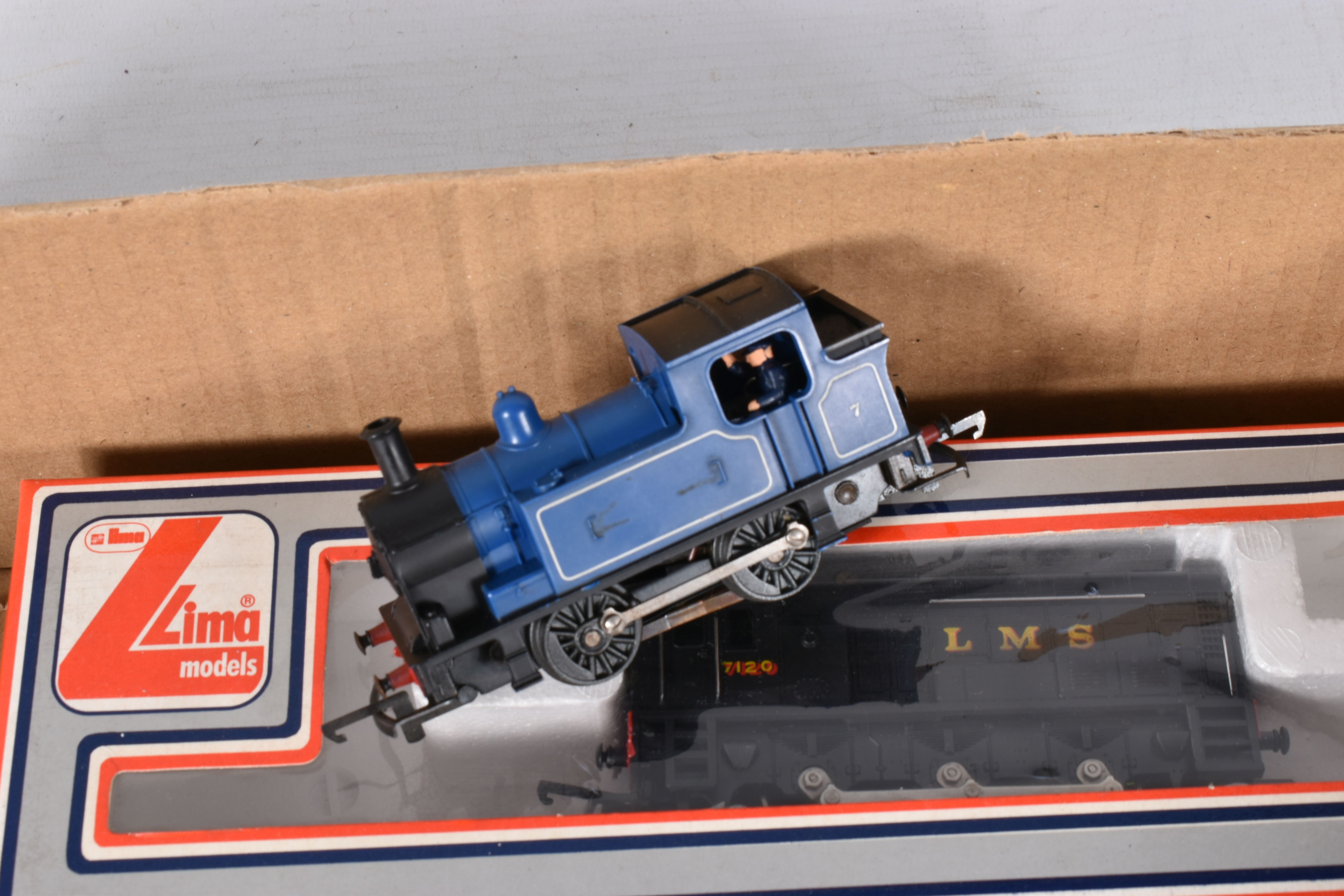 A QUANTITY OF BOXED AND UNBOXED OO GAUGE LOCOMOTIVES, to include boxed Lima class 08 No.7120, L.M.S. - Image 7 of 7