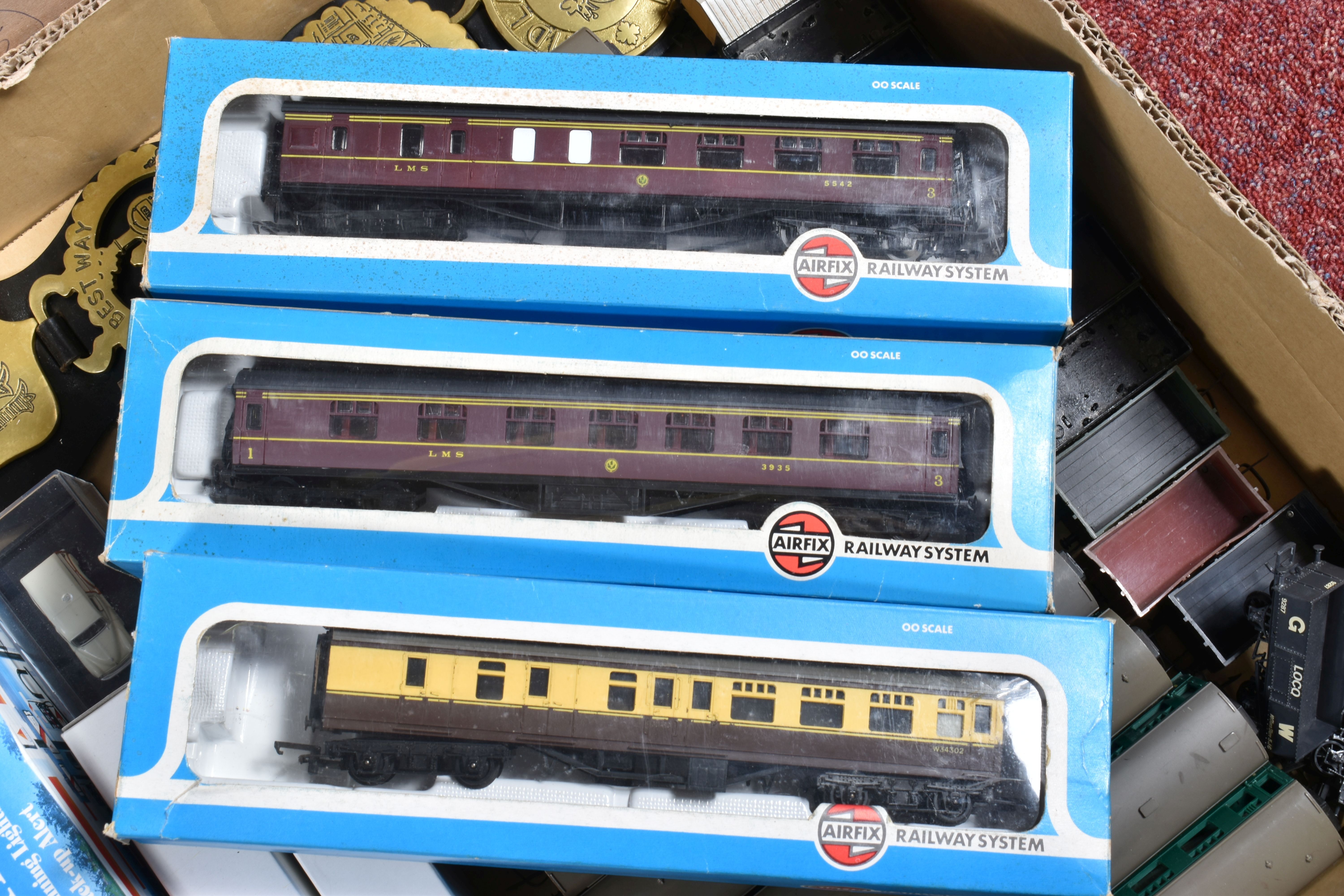 A QUANTITY OF UNBOXED AND ASSORTED OO GAUGE MODEL RAILWAY ROLLING STOCK, to include boxed and - Image 9 of 10