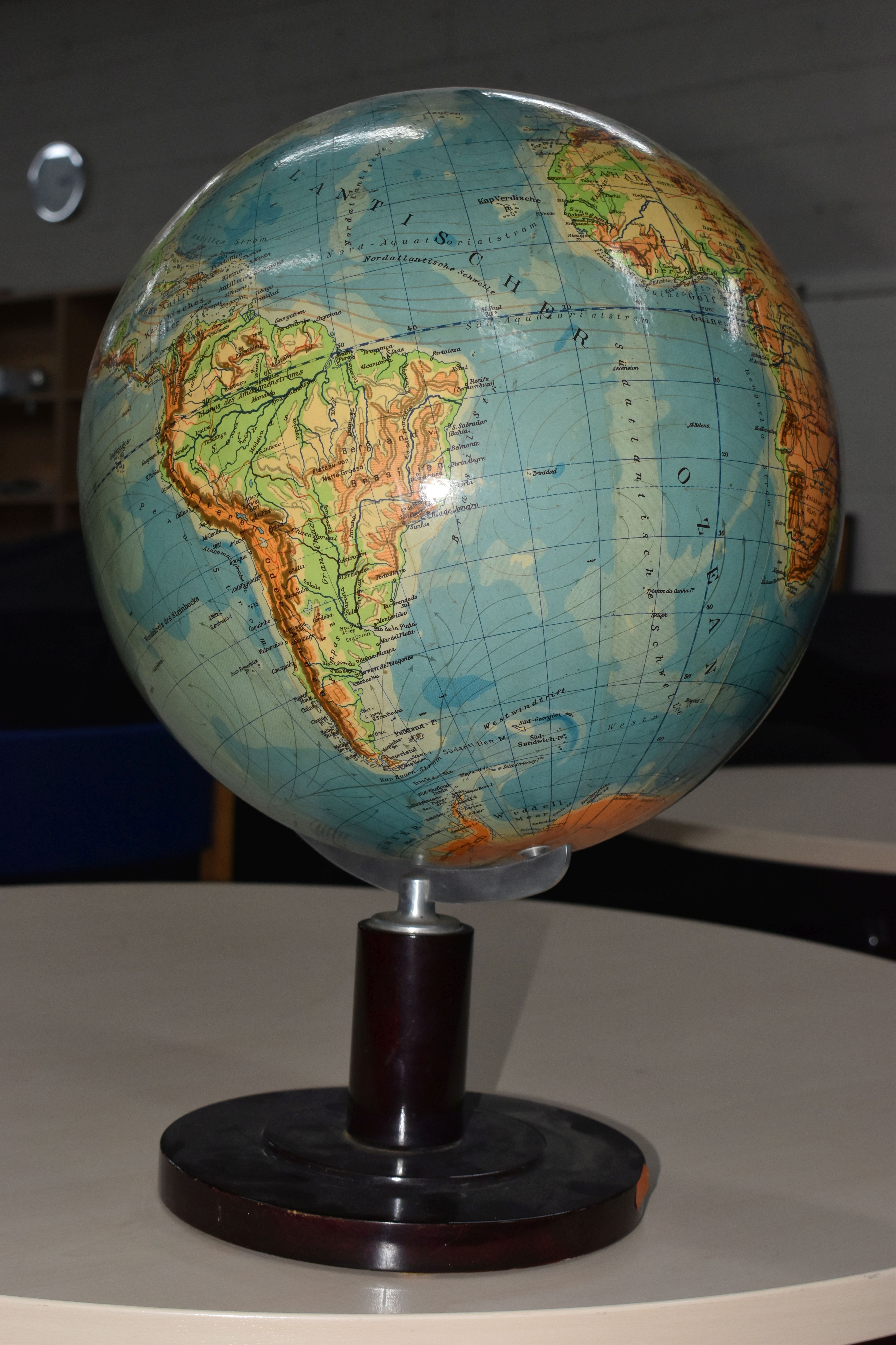 A VINTAGE GERMAN GLOBE, Columbus-Erdglobus, bearbeitet von professor Dr. Felix Lampe, ausgeführt von - Image 3 of 8