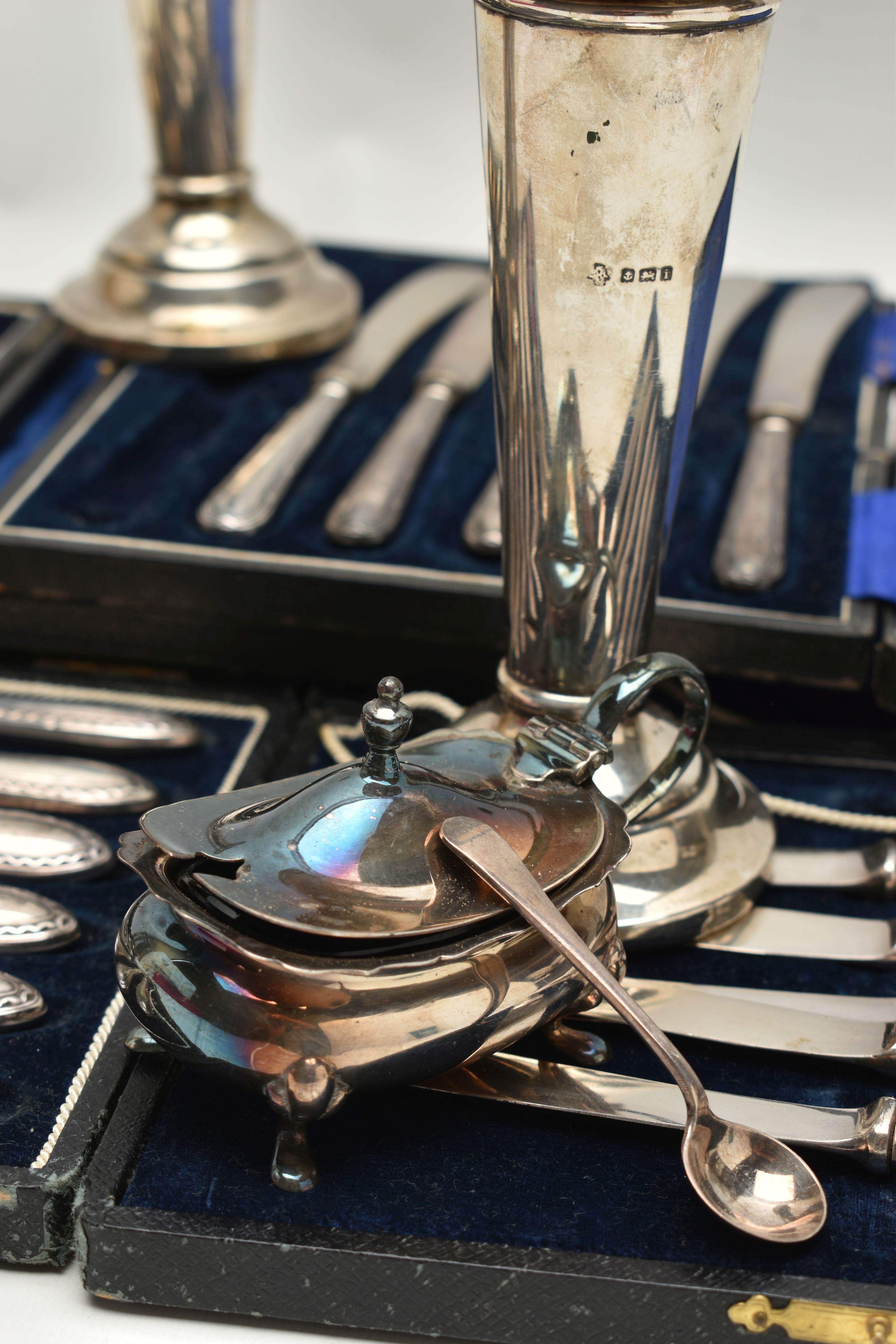 A PARCEL OF SILVER ITEMS, to include a pair of tapered polished posy vases, on round weighted bases, - Image 8 of 8