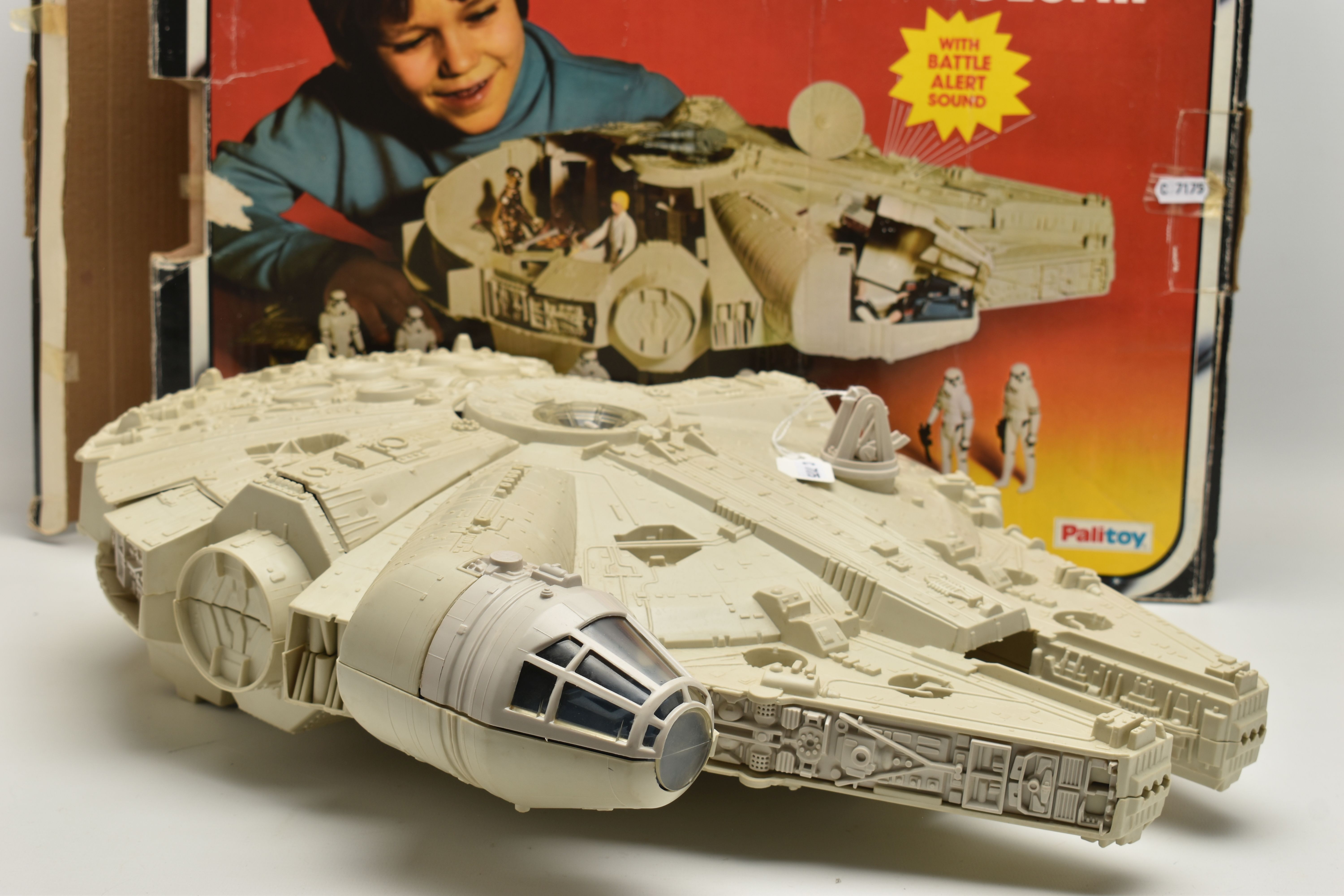 A BOXED VINTAGE PALITOY STAR WARS 'THE EMPIRE STRIKES BACK' MILLENNIUM FALCON SPACESHIP, lacks - Image 2 of 8