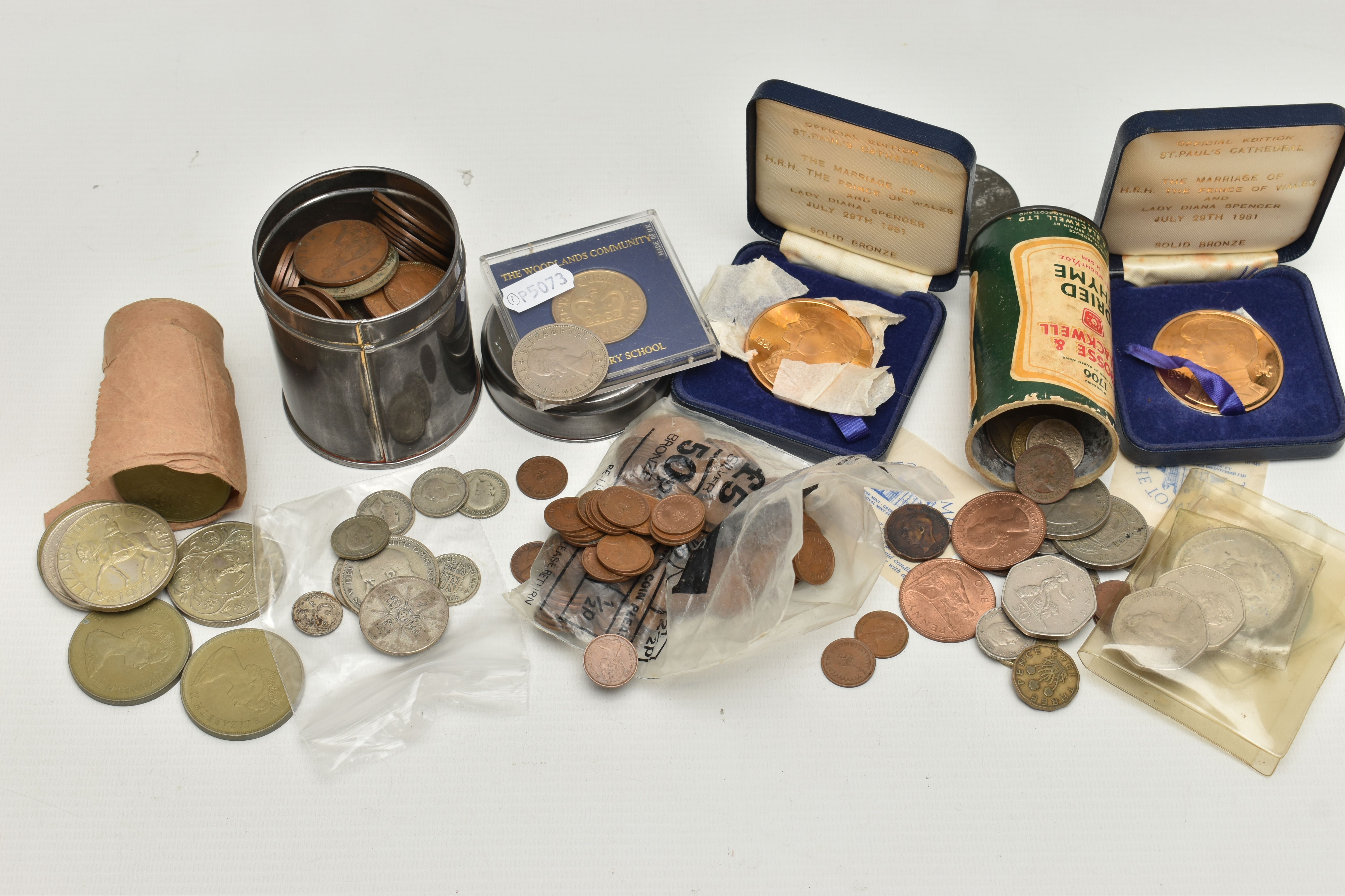 A PLASTIC BASKET WITH A SMALL AMOUNT OF MAINLY 20th CENTURY COINS, to include 2x boxed solid