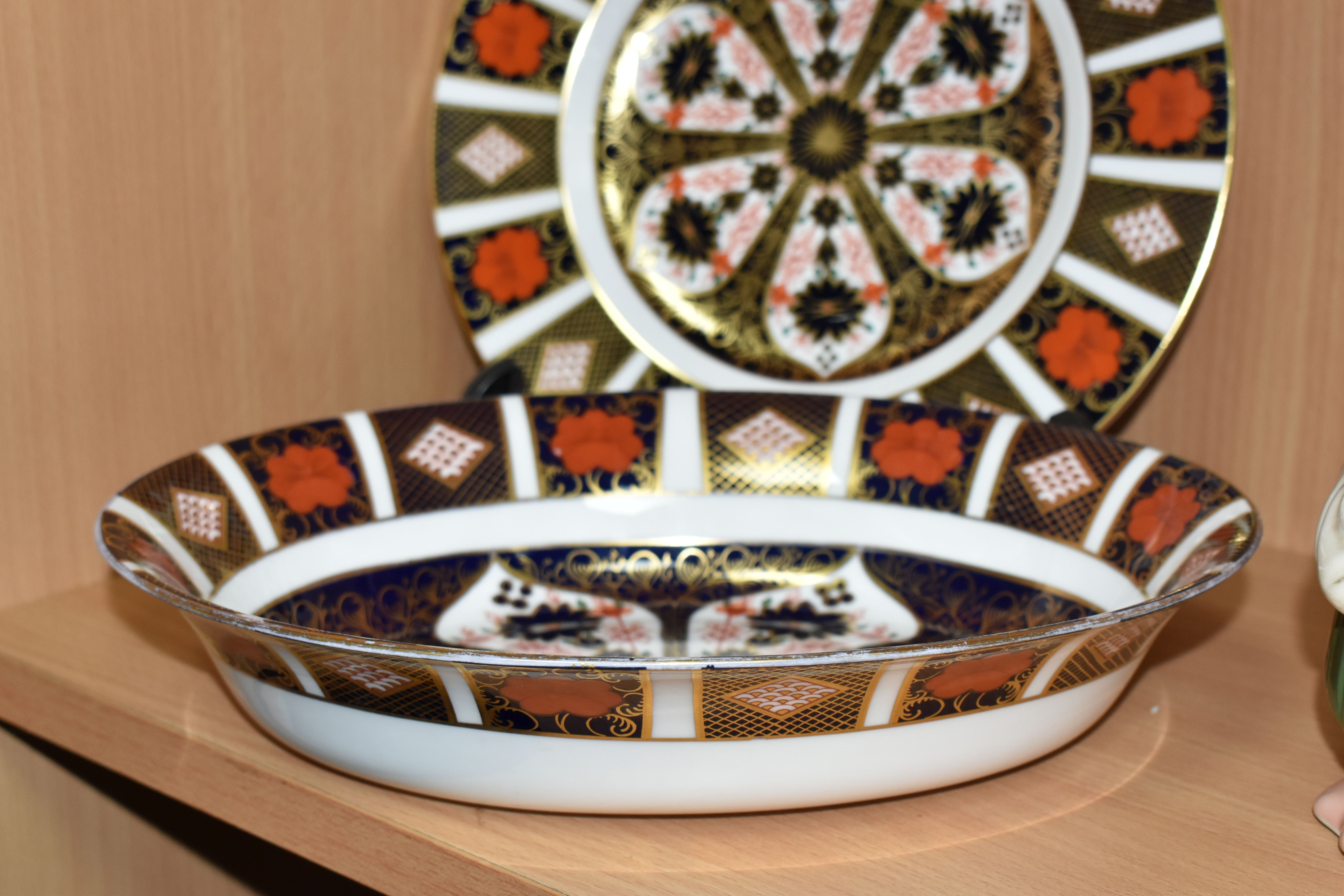 TWO PIECES OF ROYAL CROWN DERBY IMARI 1128 PATTERN, comprising an oval serving bowl width 26cm x - Image 2 of 3