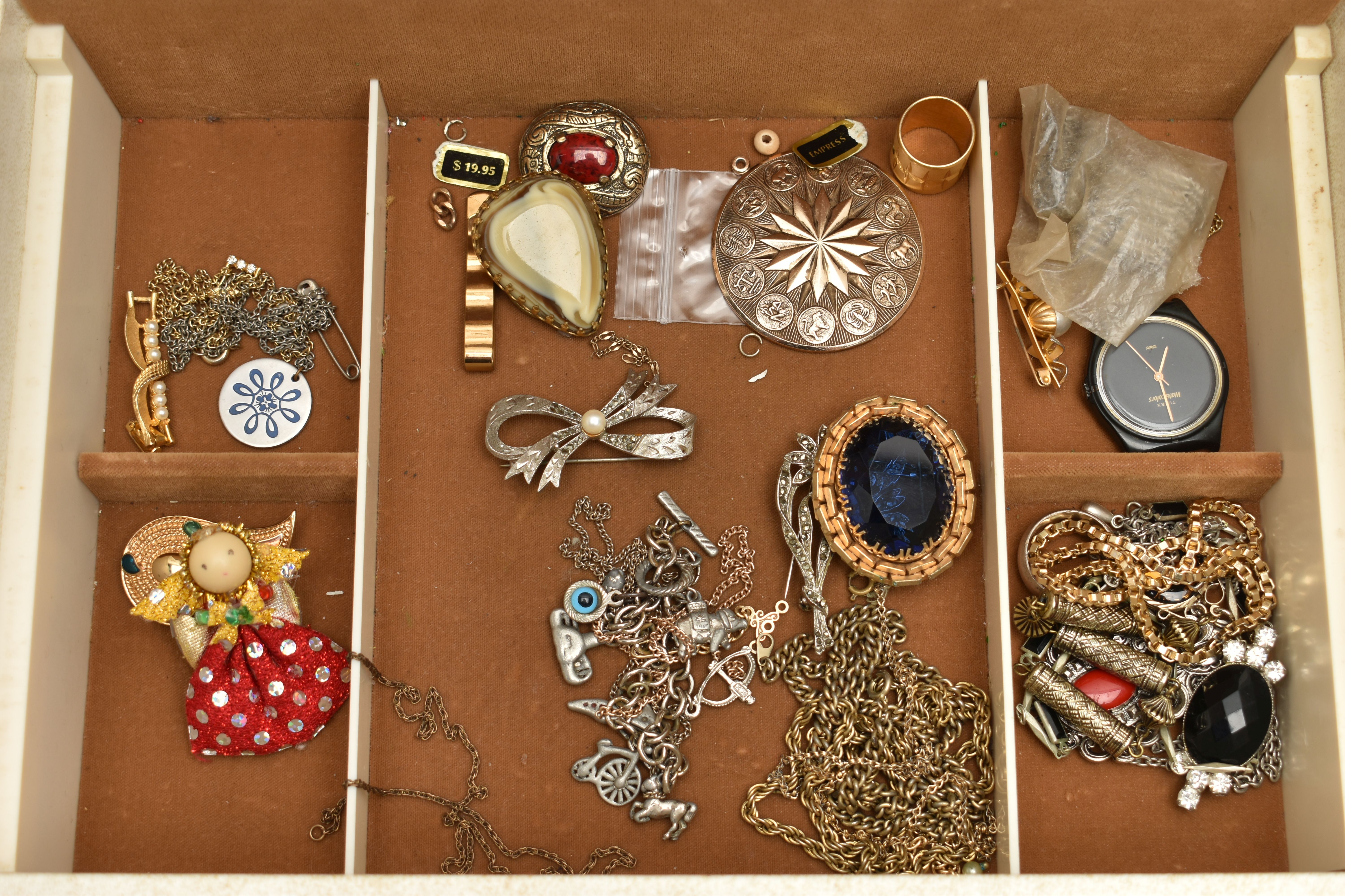 A JEWELLERY BOX WITH CONTENTS AND A WOODEN TRAY OF EARRINGS, the cream jewellery box containing - Image 3 of 4