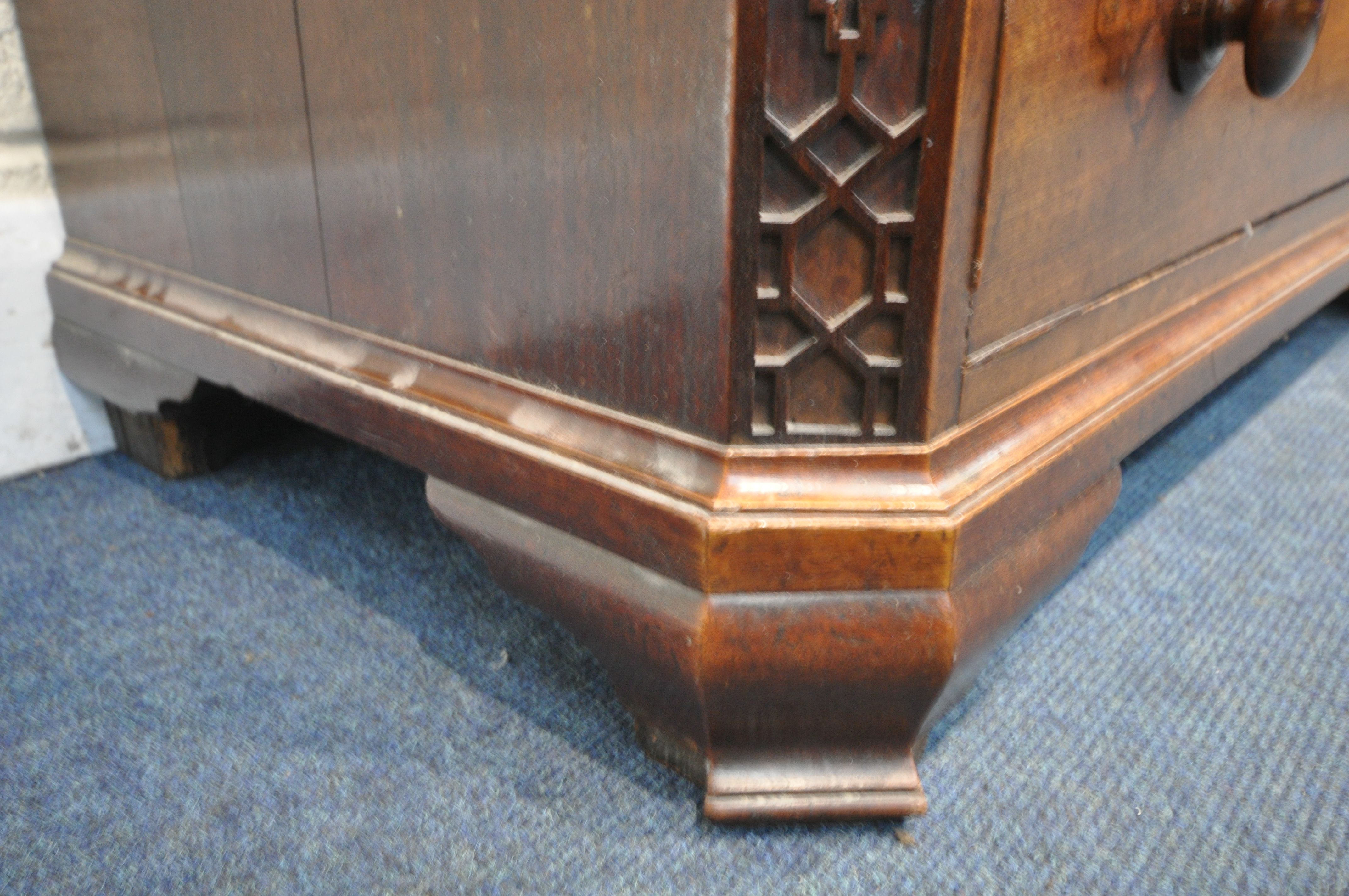 A GEORGIAN WALNUT CHEST OF TWO SHORT OVER THREE LONG GRADUATED DRAWERS, the canted front corners - Image 5 of 5