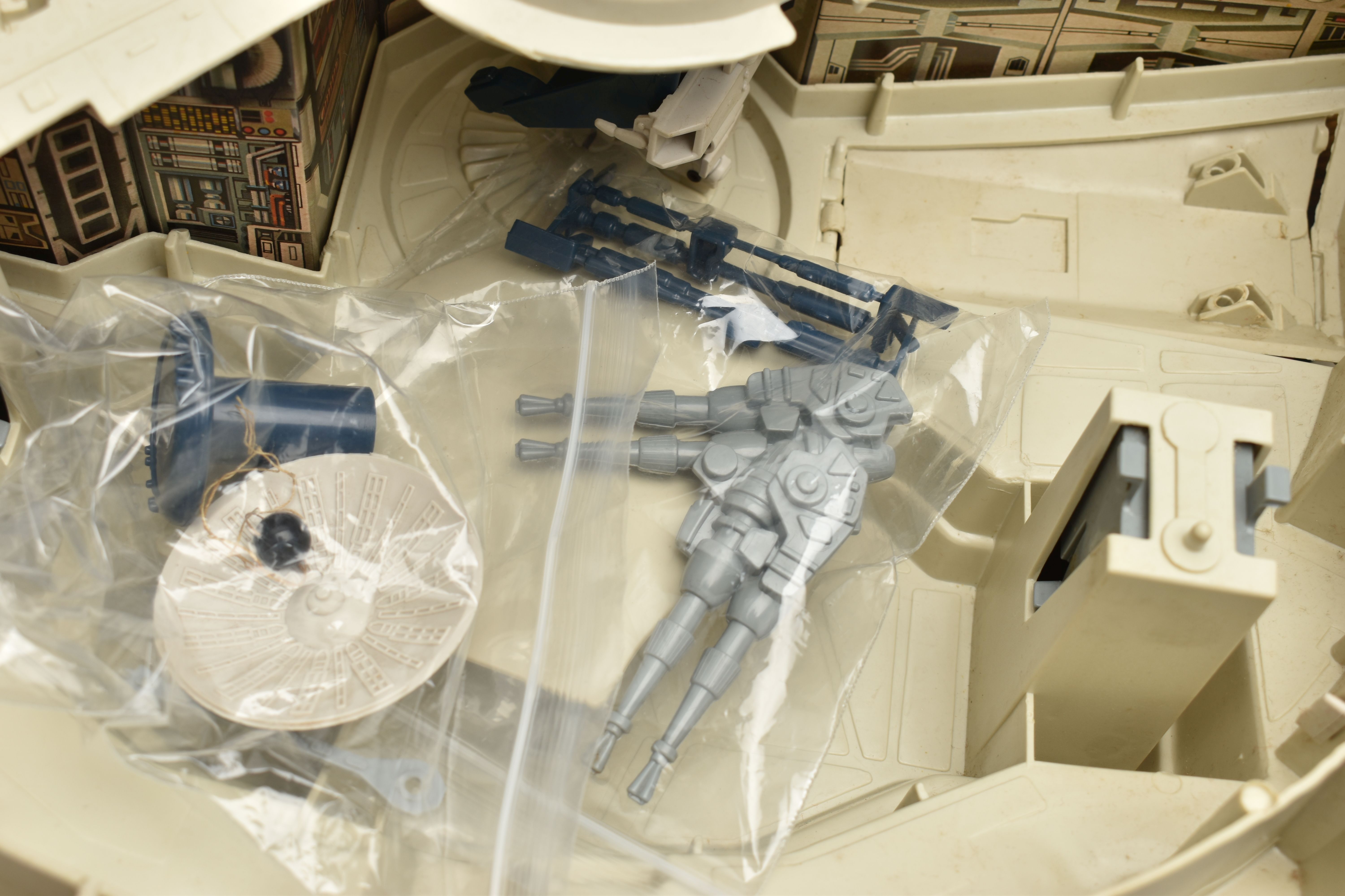 A BOXED VINTAGE PALITOY STAR WARS 'THE EMPIRE STRIKES BACK' MILLENNIUM FALCON SPACESHIP, lacks - Image 7 of 8