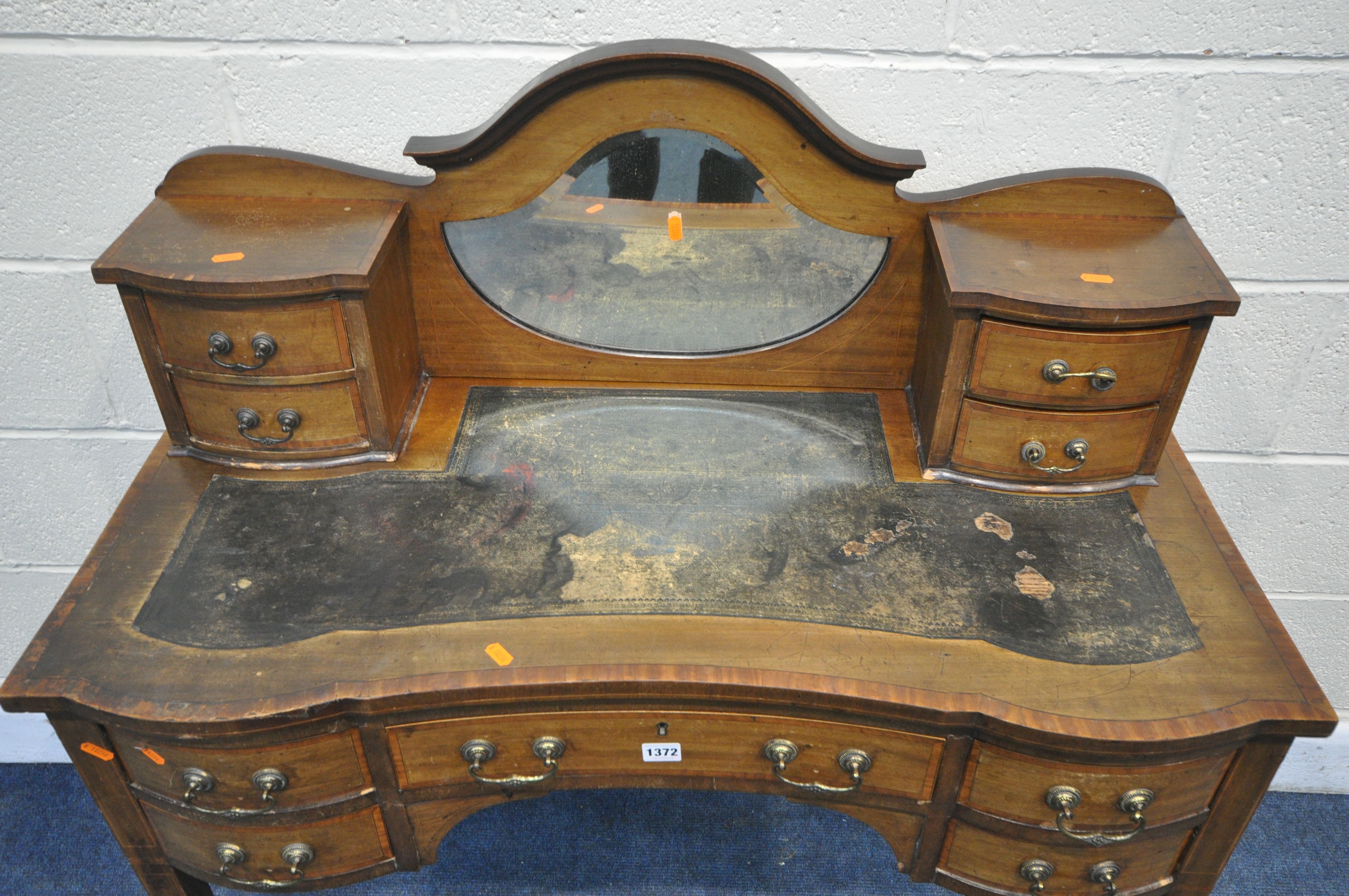 A LATE 19TH/ EARLY 20TH CENTURY MAHOGANY AND CROSSBANDED LADIES DESK, with an arrangement of drawers - Image 2 of 4