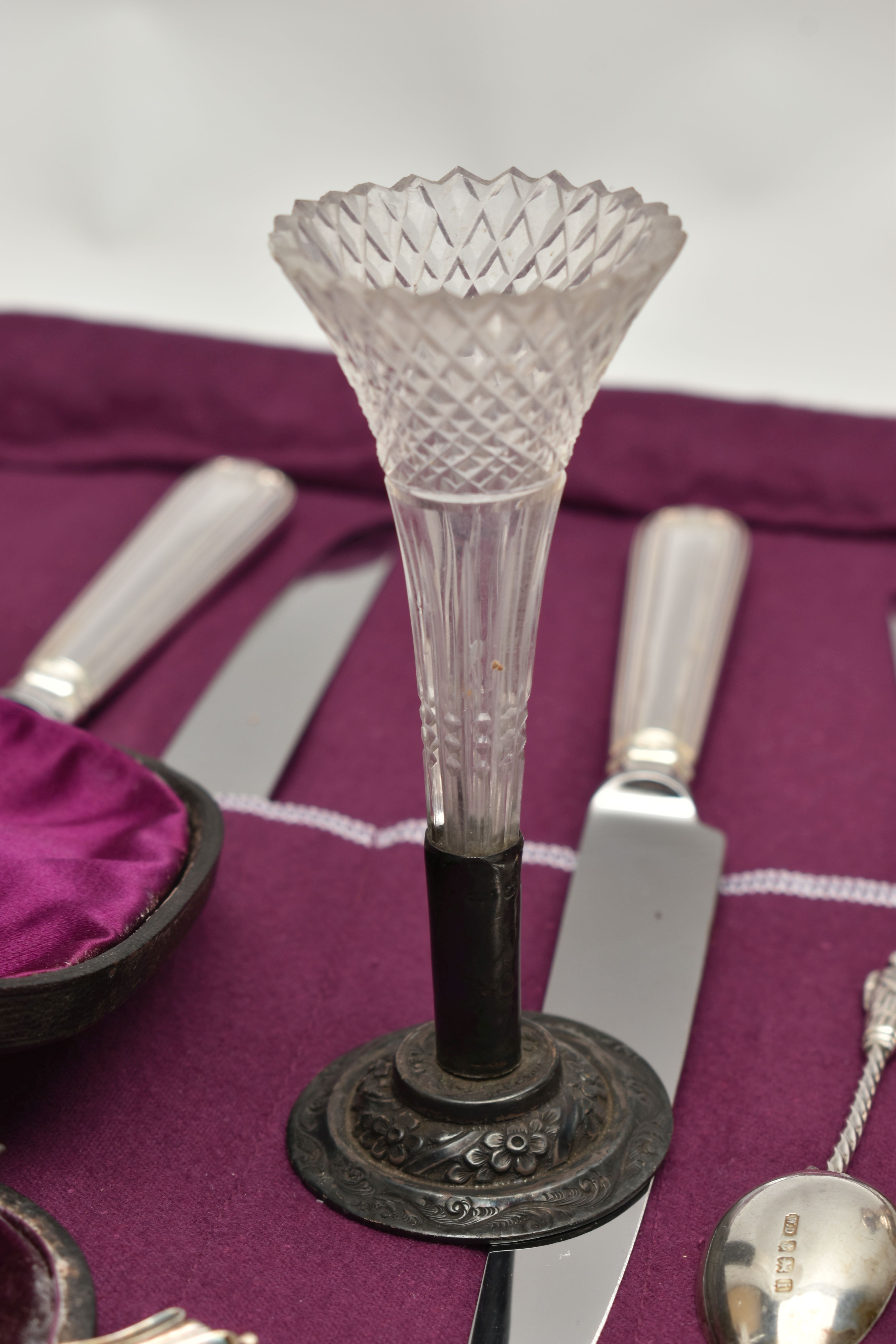 A SELECTION OF SILVER ITEMS, to include a cased set of six silver teaspoons, hallmarked Sheffield, a - Image 6 of 8