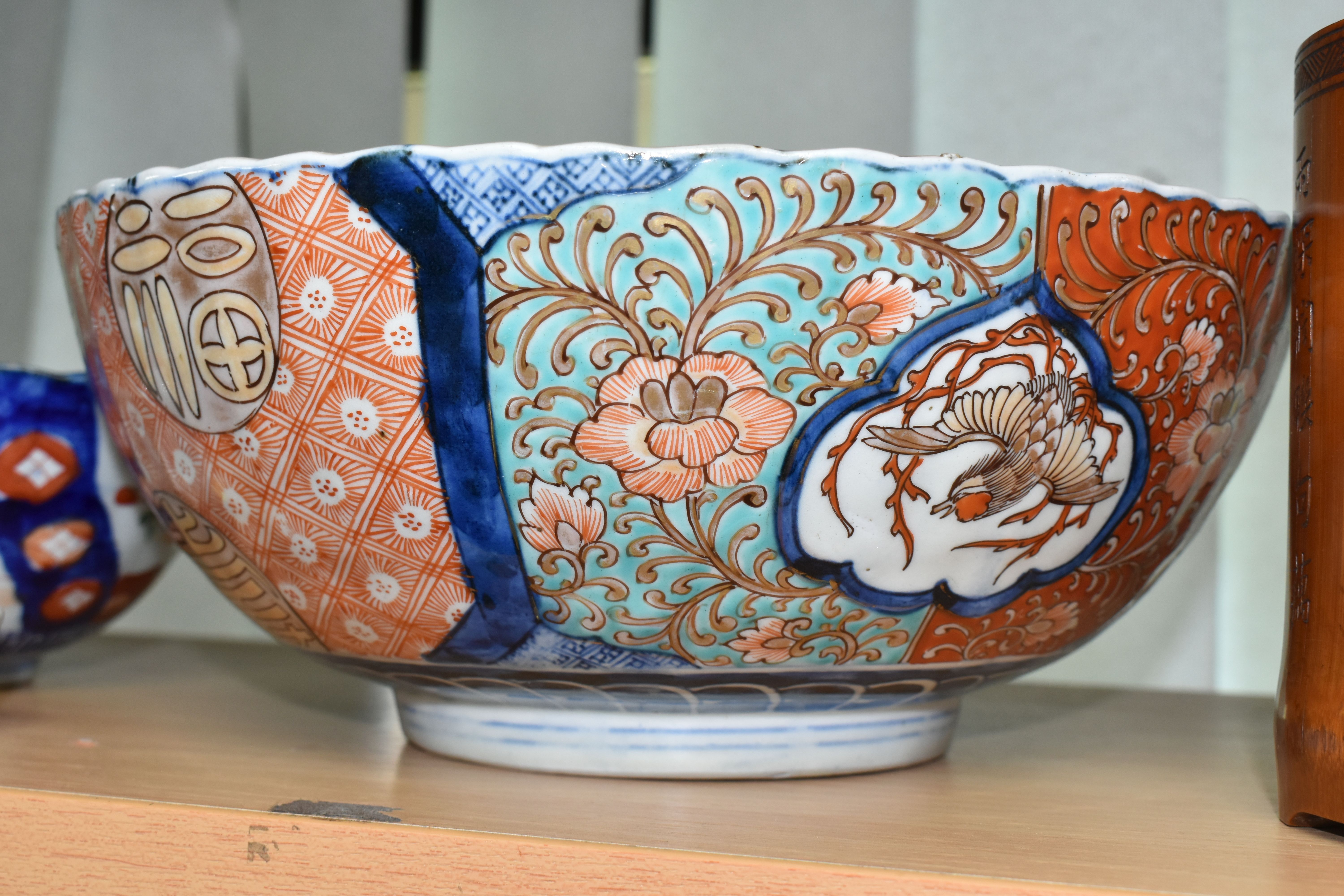 A GROUP OF ORIENTAL PORCELAIN, ETC, MOSTLY LATE 19TH CENTURY JAPANESE IMARI, comprising a pair of - Image 8 of 13